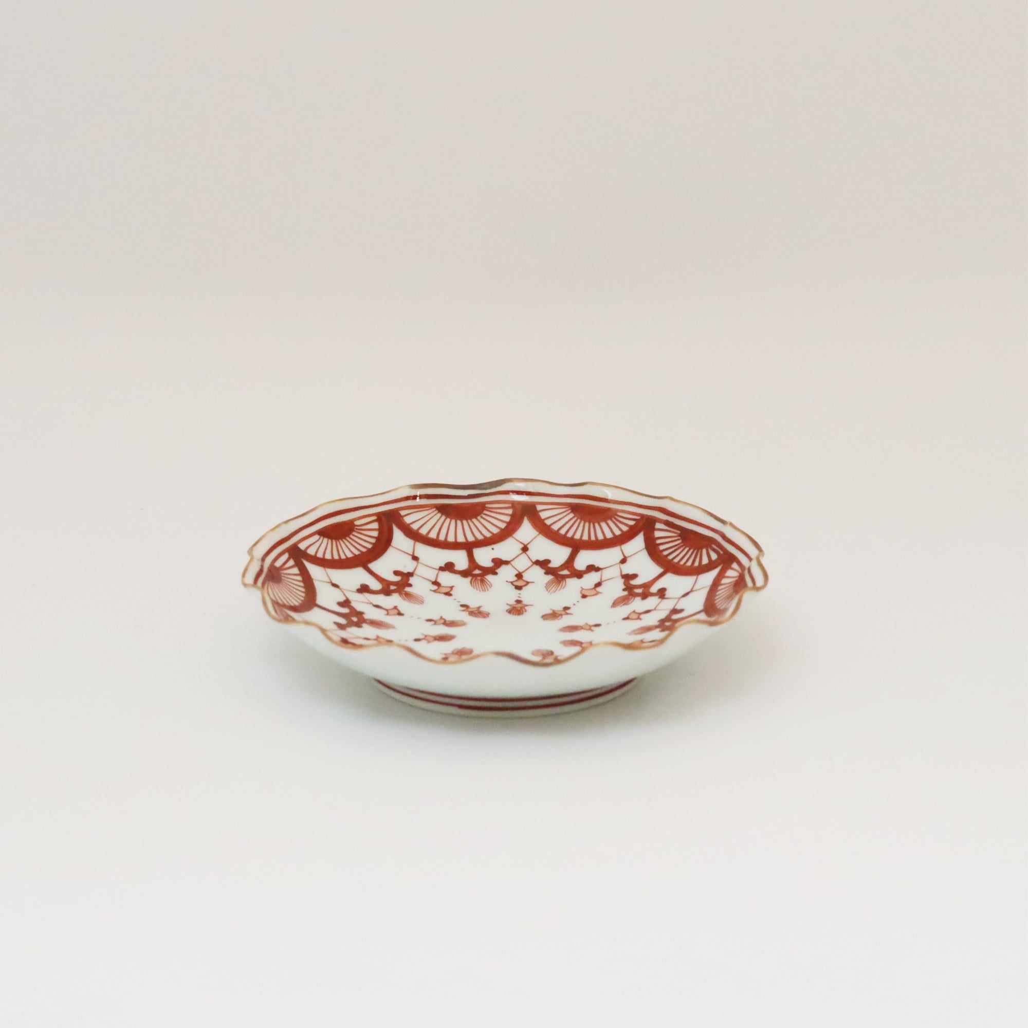 4-inch plate with brocade pattern and wave pattern