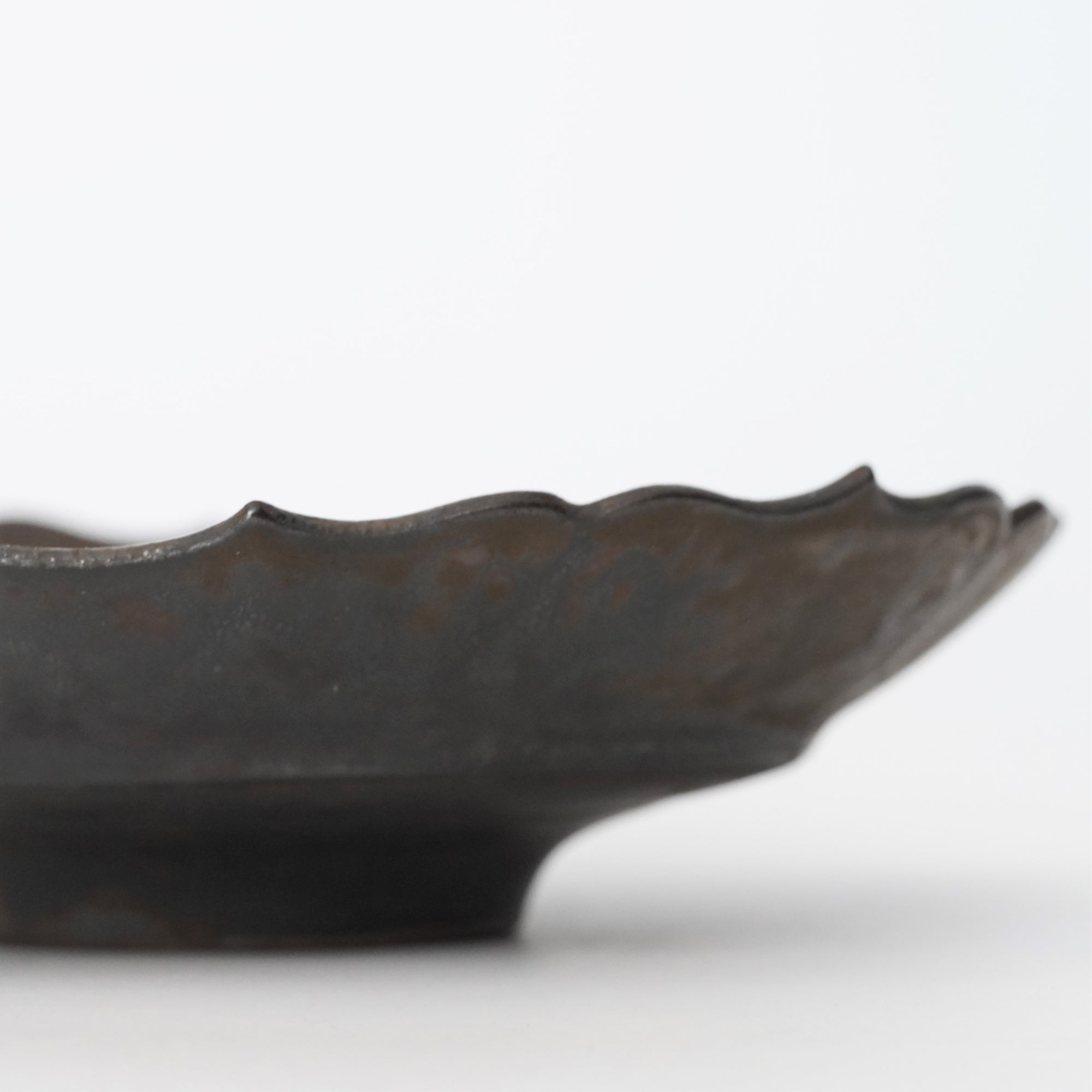 【Hideki Yamamoto】Kuro-yu flower-shaped deflection bowl