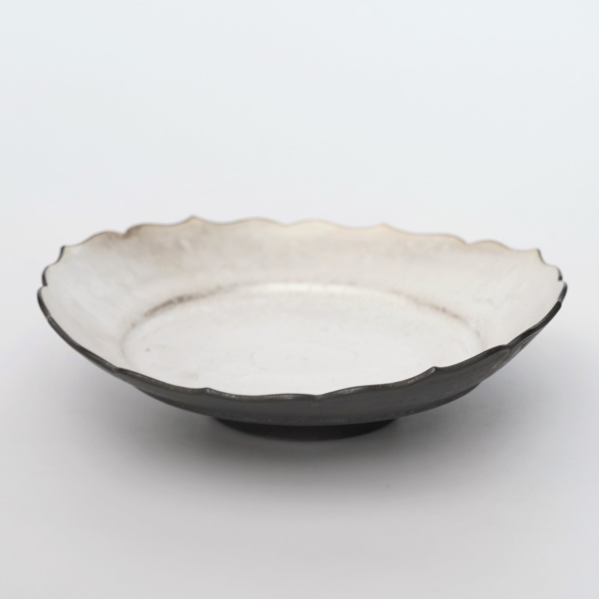 【Hideki Yamamoto】Kuro-yu flower-shaped deflection bowl