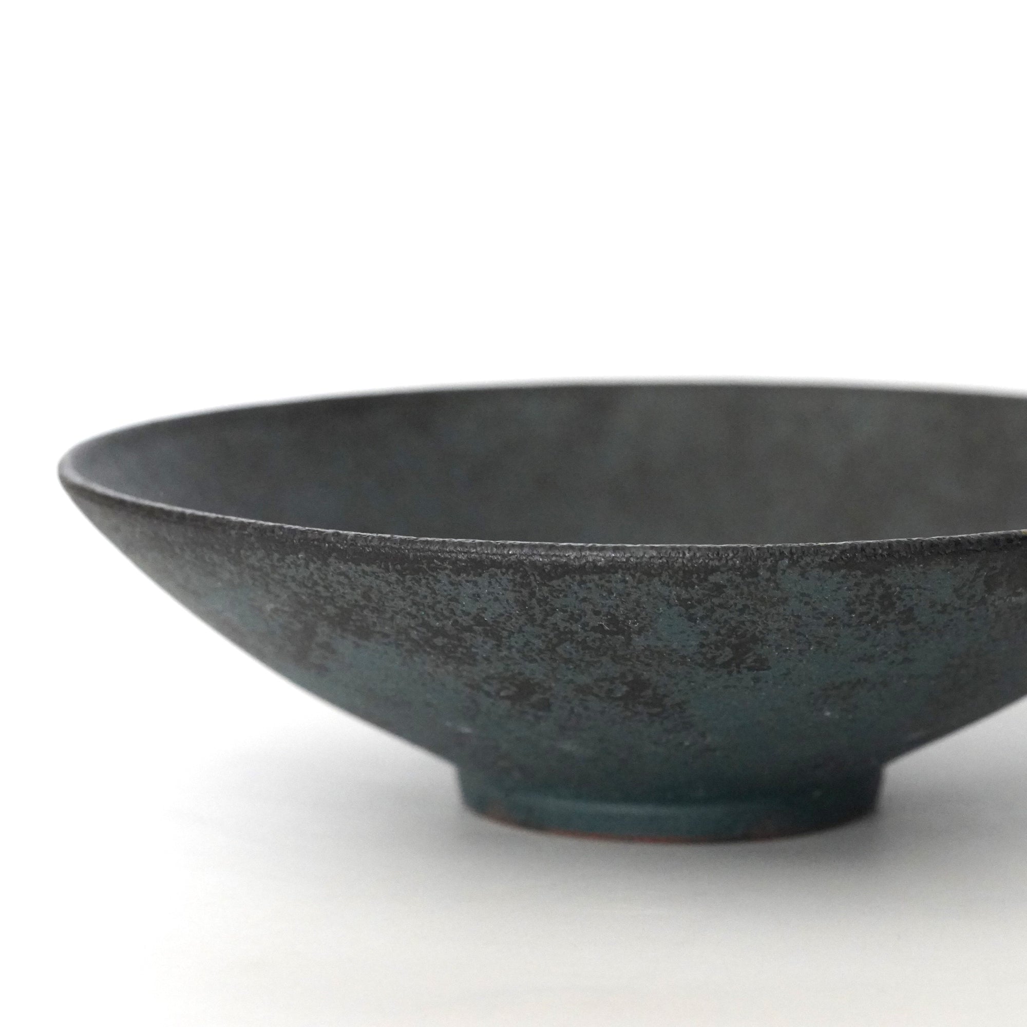 【Eiichi Shibuya】地ノ器 edged bowl small verdigris blue