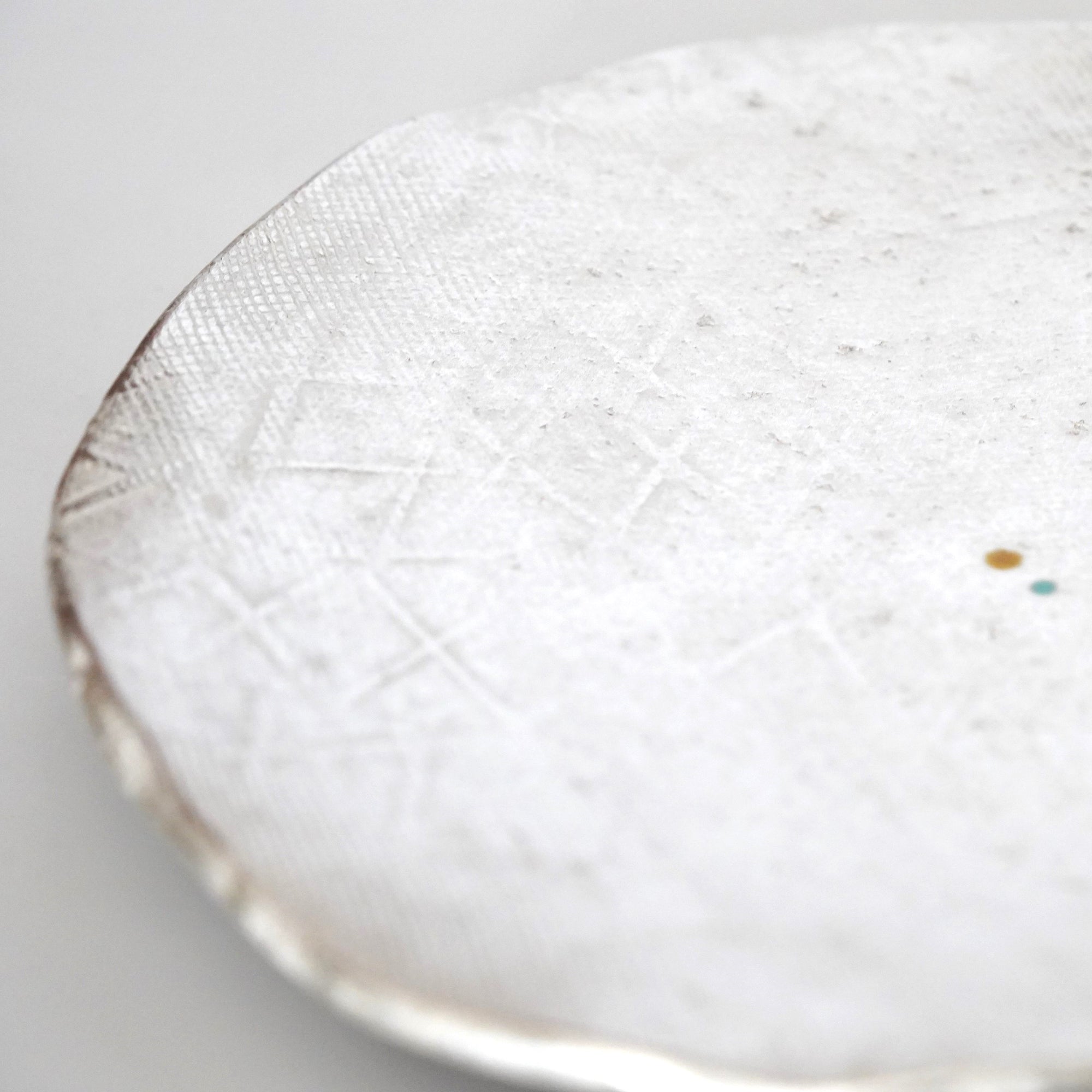 【伊勢崎紳】銀彩叩平向付 6寸