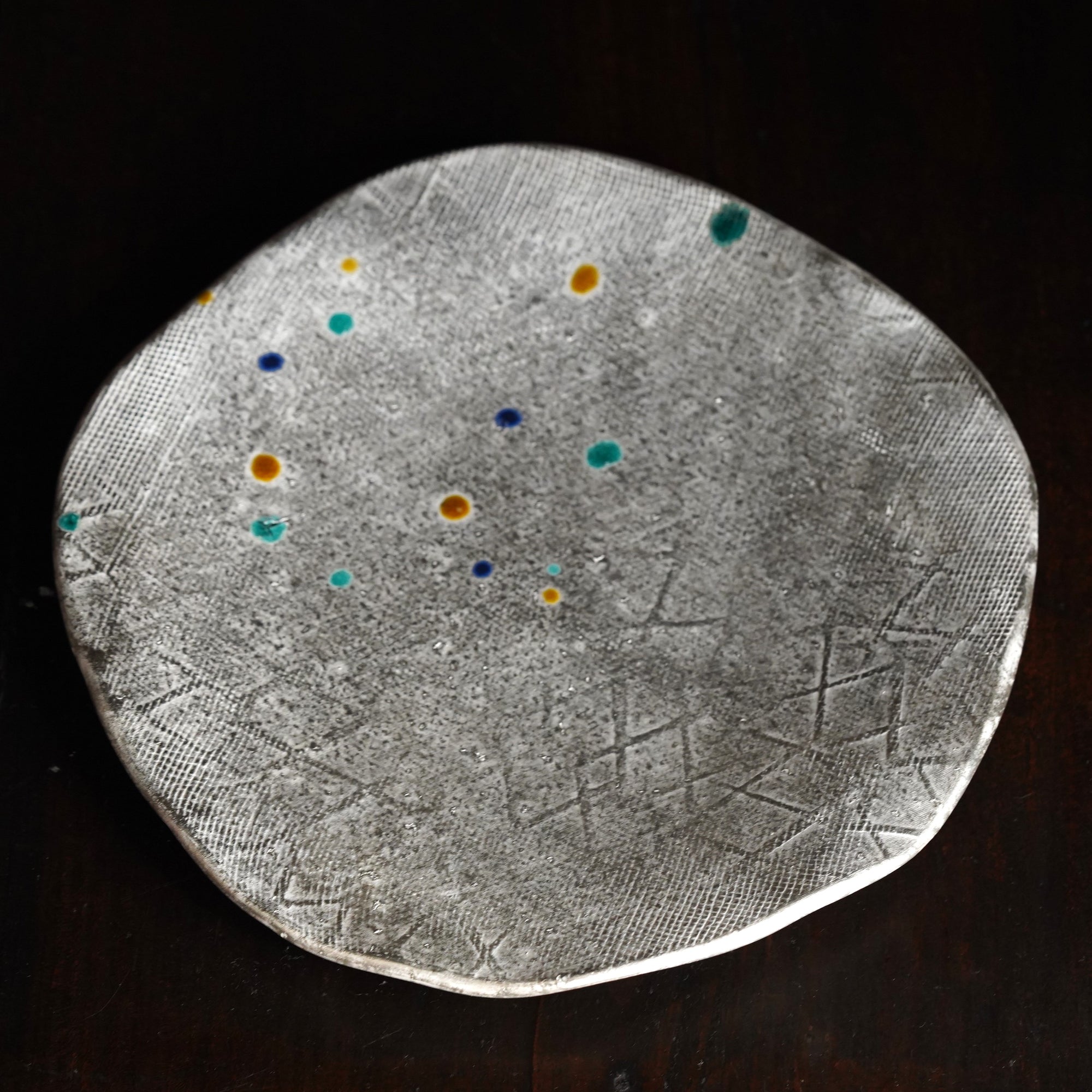 【伊勢崎紳】銀彩叩平向付 6寸