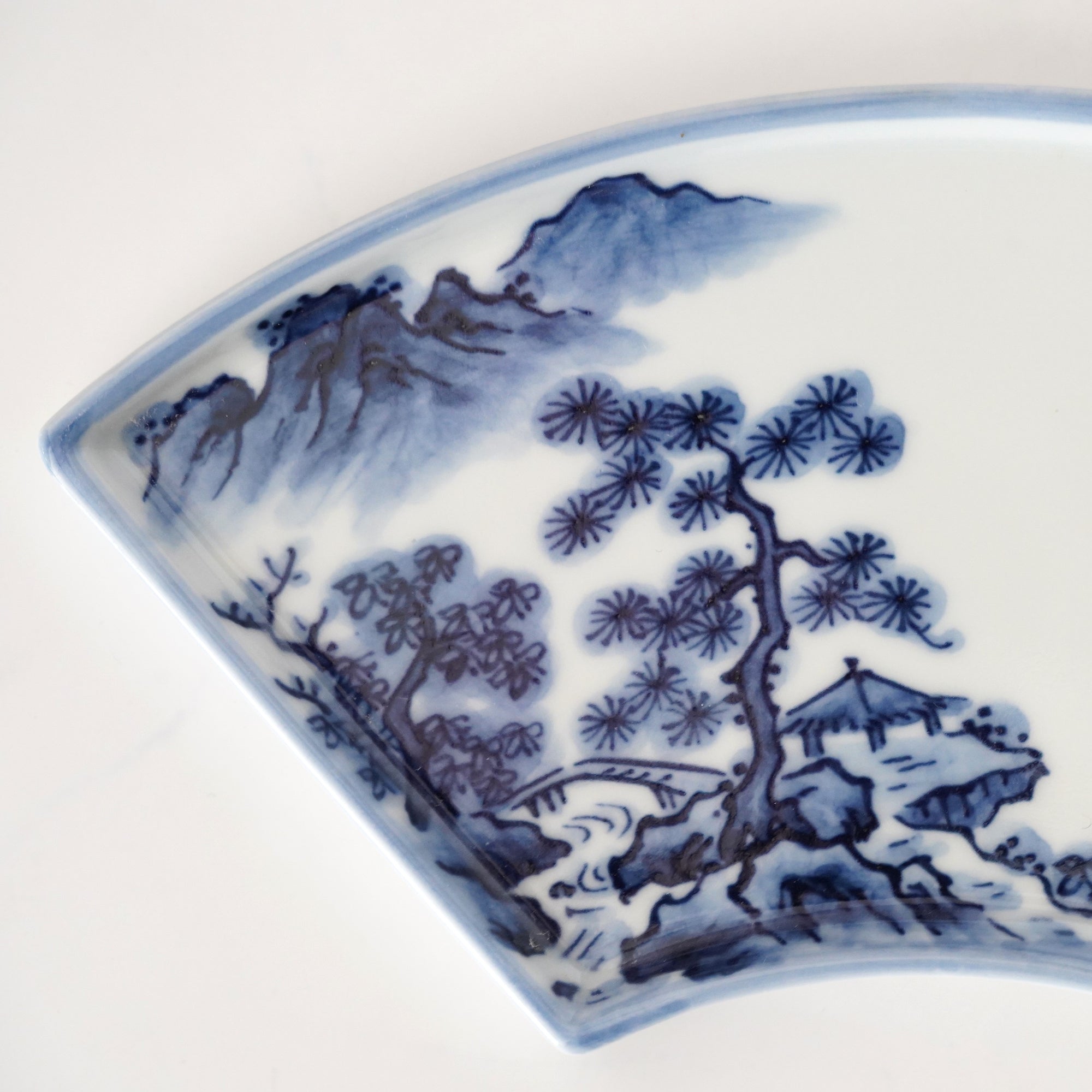 染付山水扇面皿