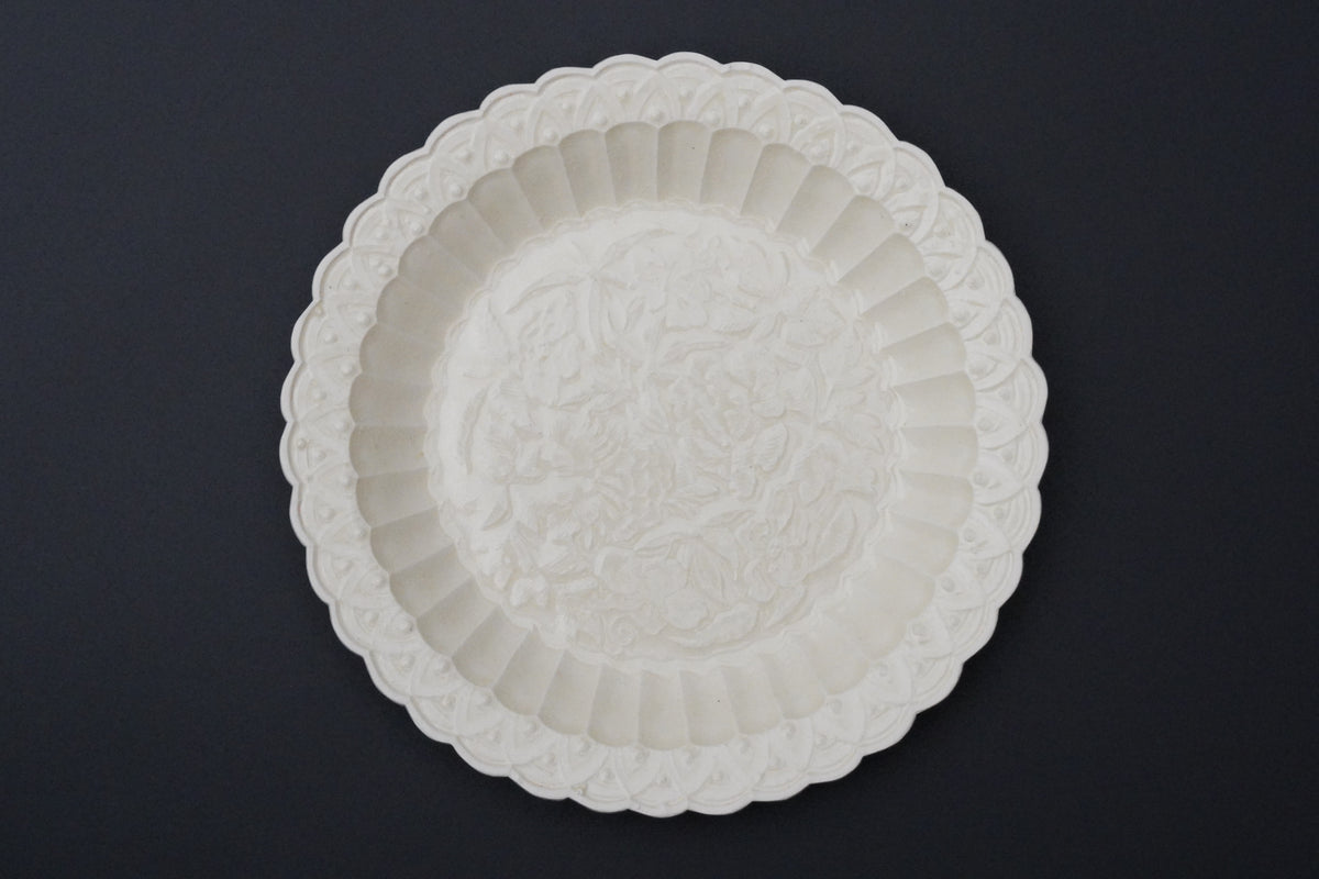 原田譲　大皿　婦人画報　31cm 白瓷印花纒枝菊紋 原田譲 大皿 婦人画報 31cm 白瓷印花纒枝菊紋