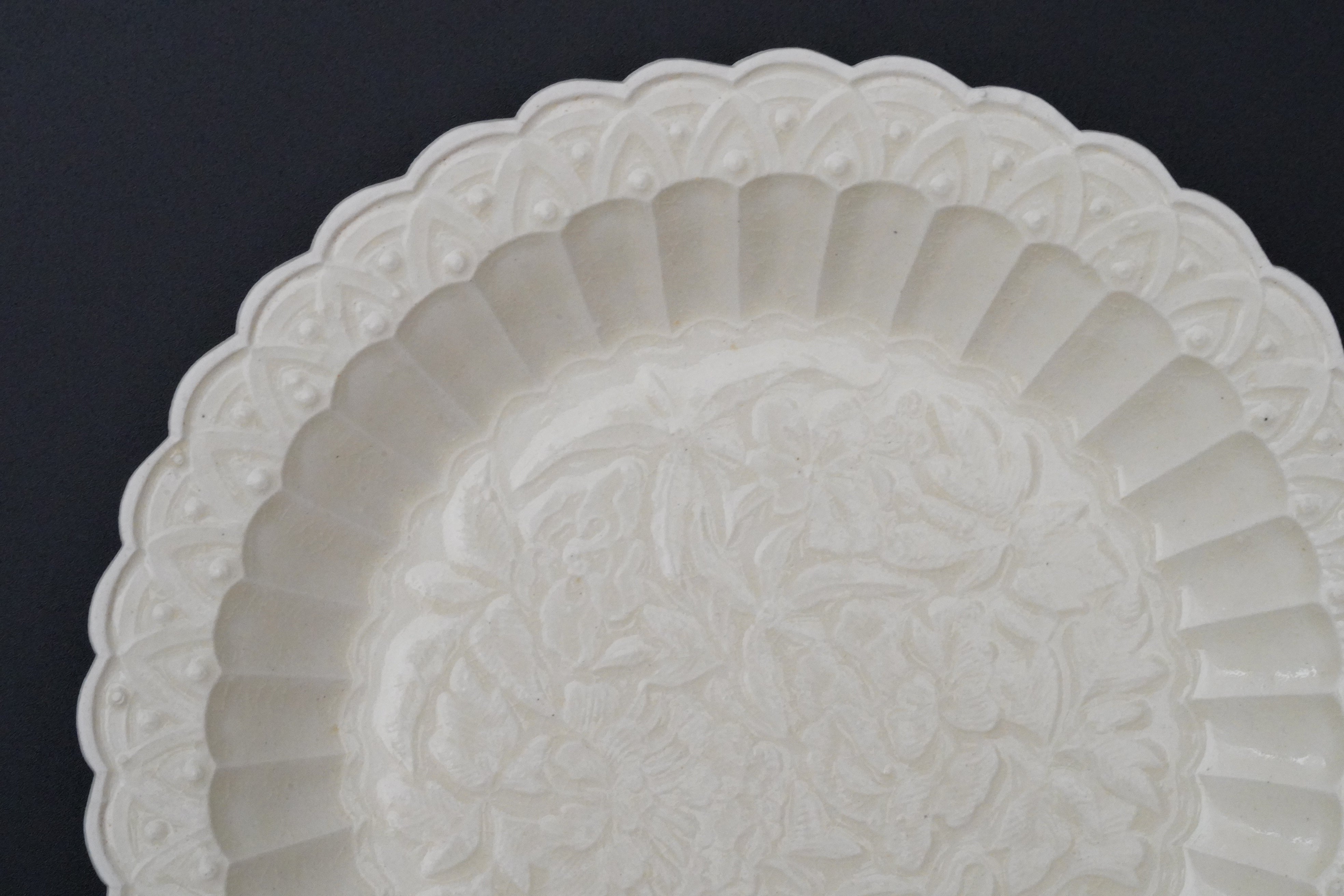 原田譲】白瓷印花花卉紋菊弁盤 – うつわ御結