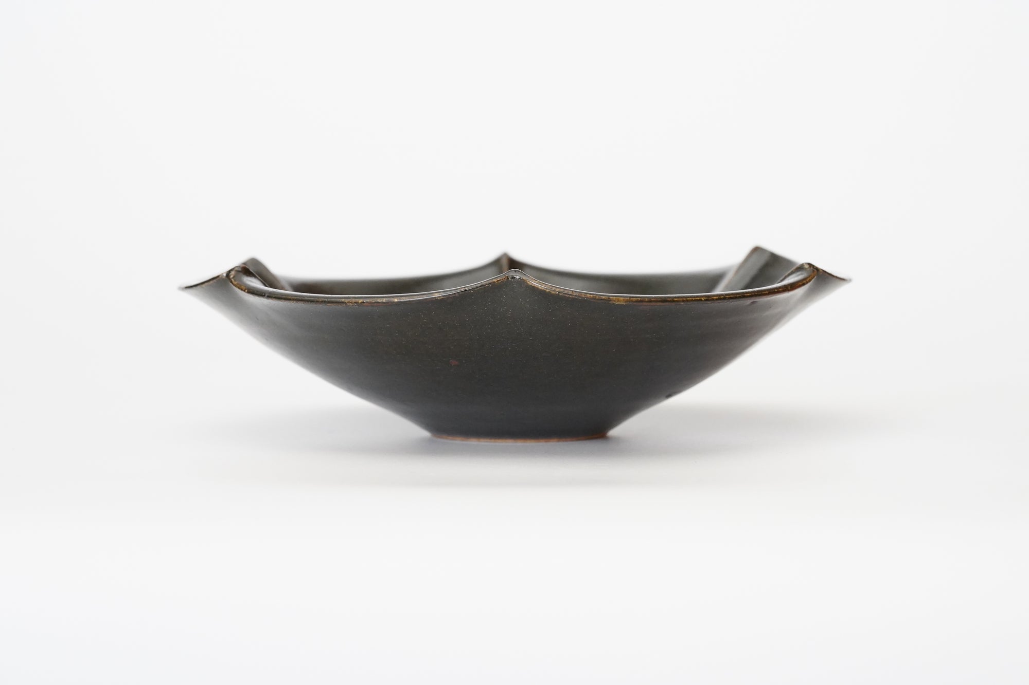 【岡本作礼】黒唐津輪花鉢(C)