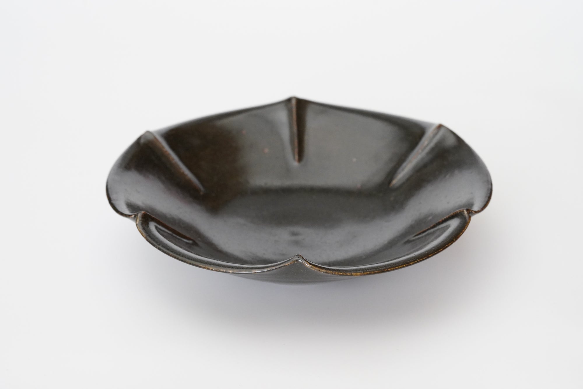 【岡本作礼】黒唐津輪花鉢(C)