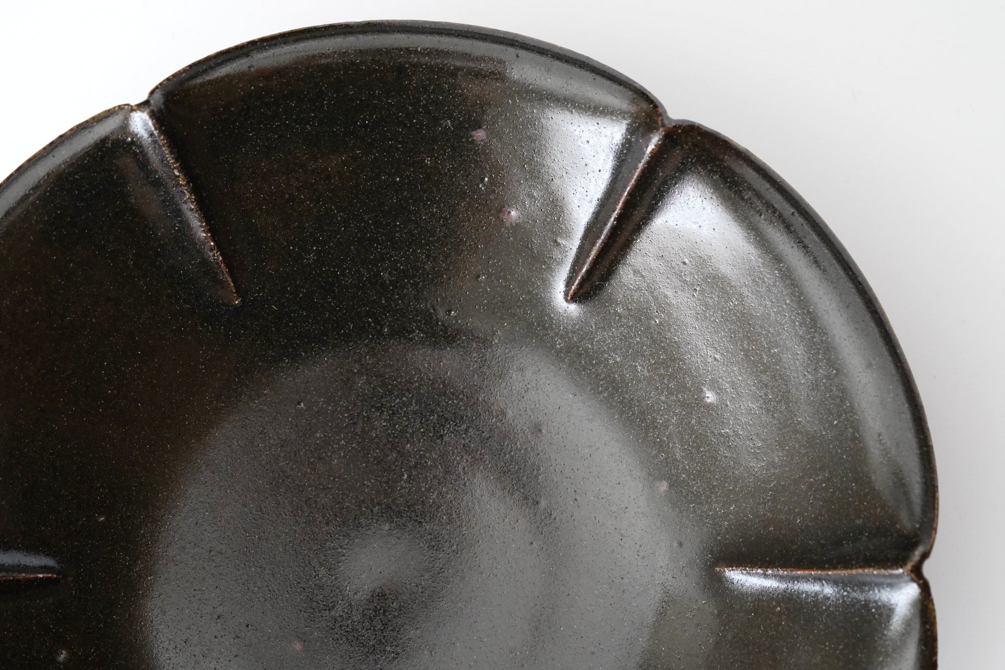 【岡本作礼】黒唐津輪花鉢(C)