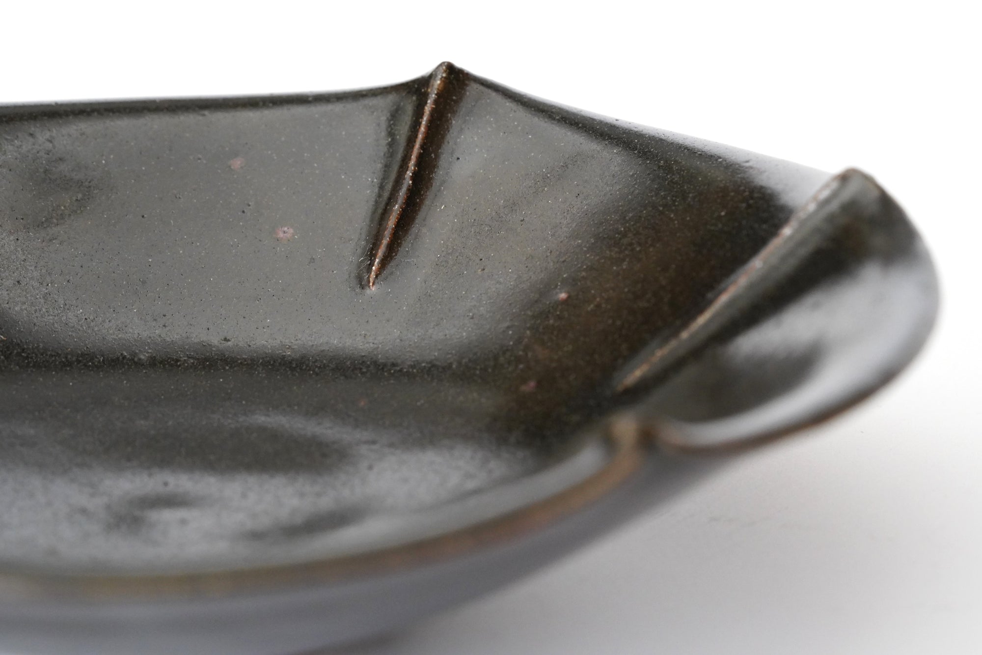 【岡本作礼】黒唐津輪花鉢(C)