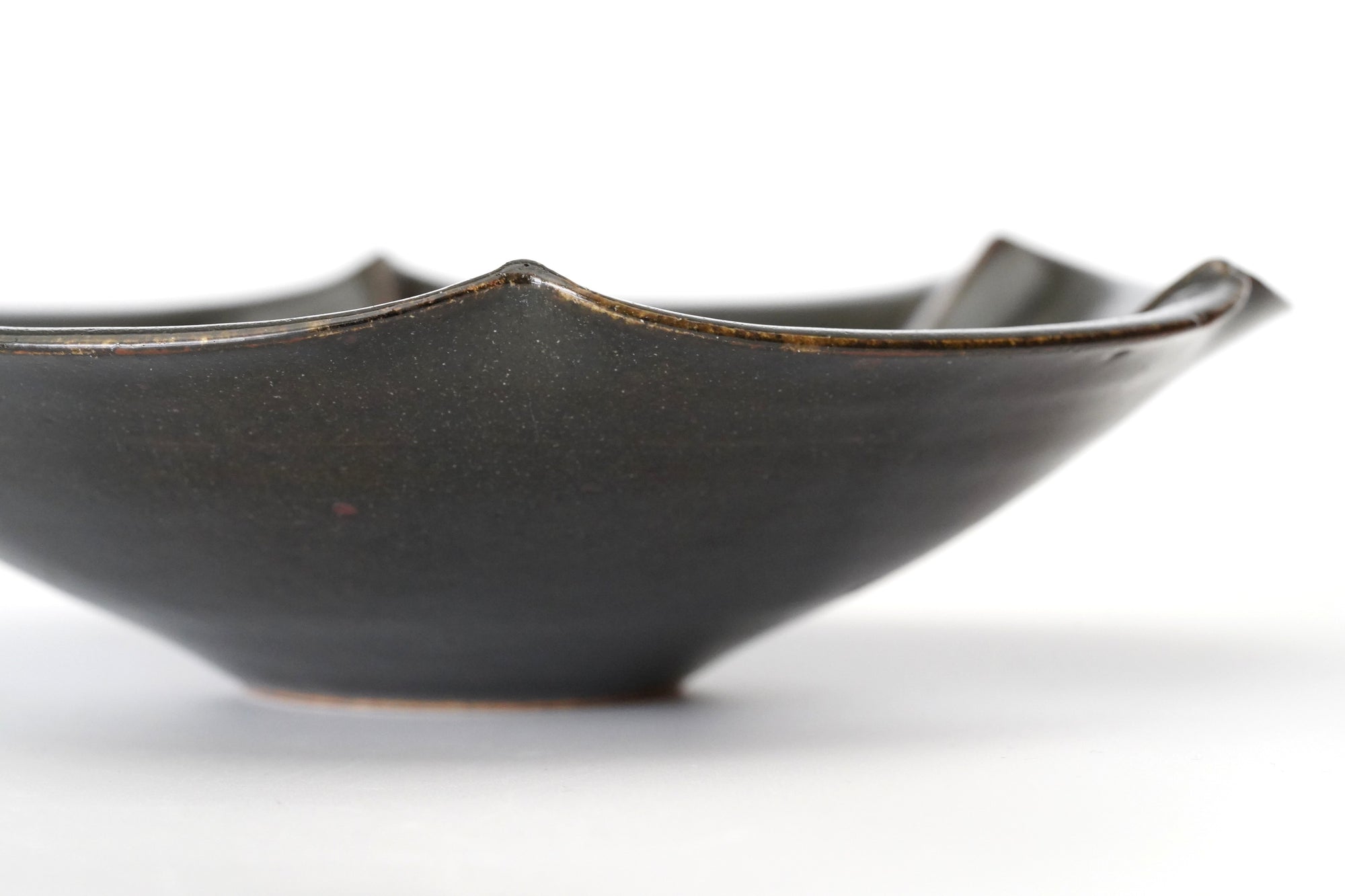 【岡本作礼】黒唐津輪花鉢(C)