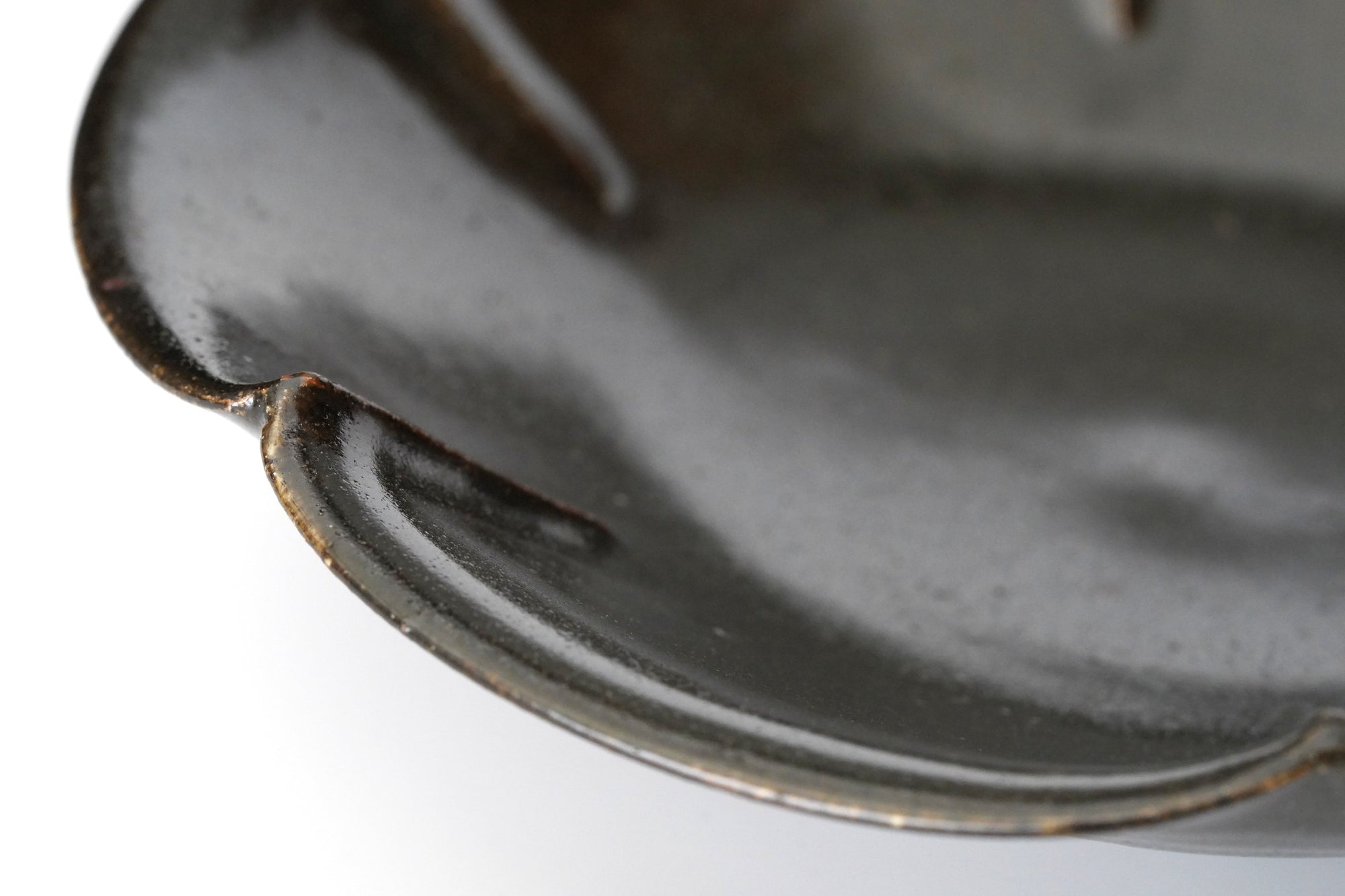 【岡本作礼】黒唐津輪花鉢(C)