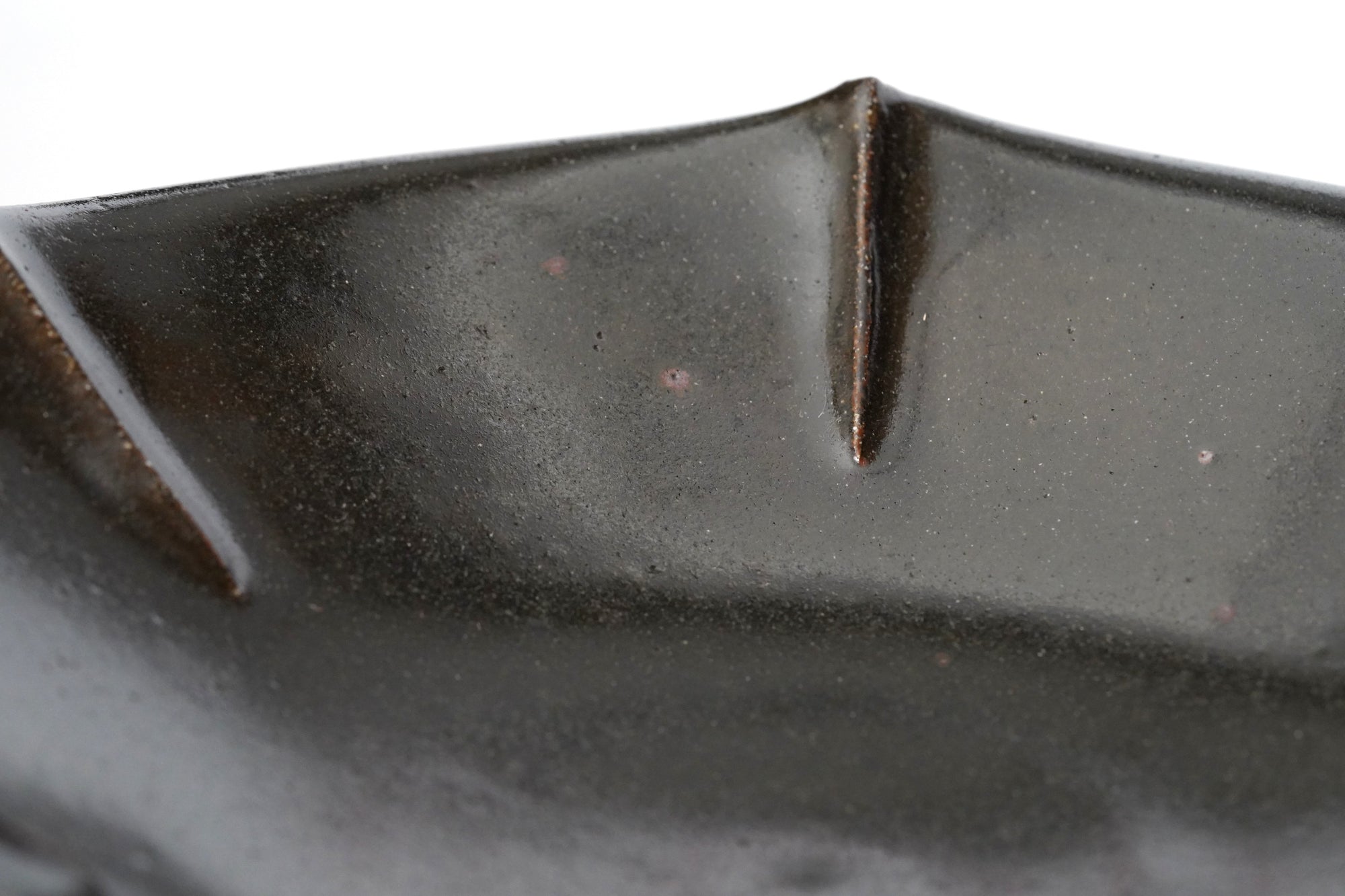 【岡本作礼】黒唐津輪花鉢(C)