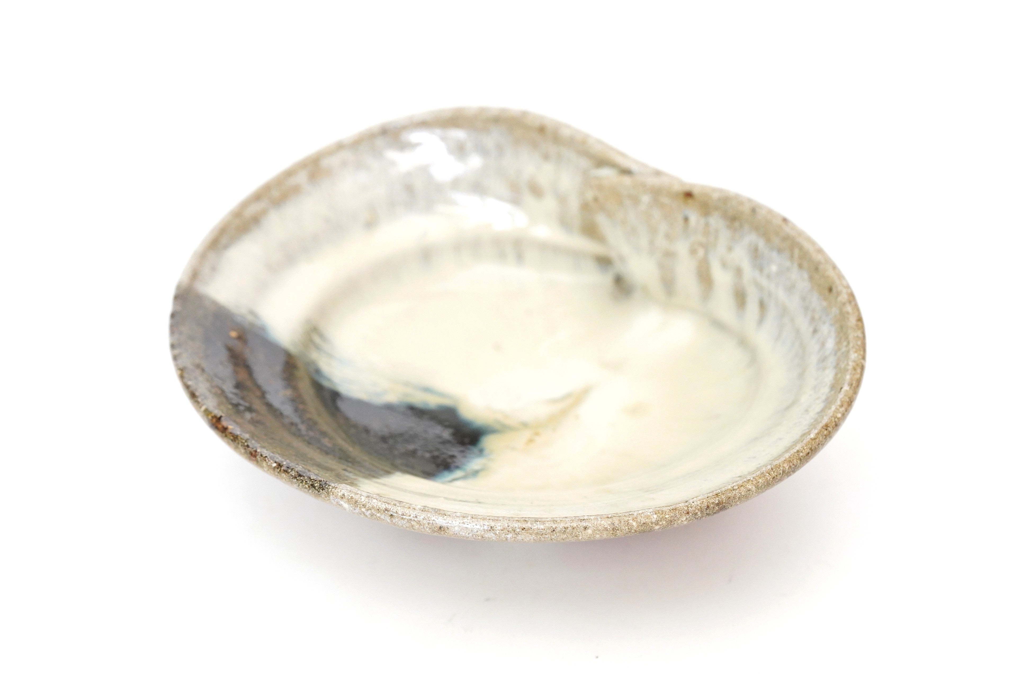 変形皿 ハマグリ 向付 唐津焼 銘あり 井上公之】朝鮮唐津蛤向付 – うつわ御結