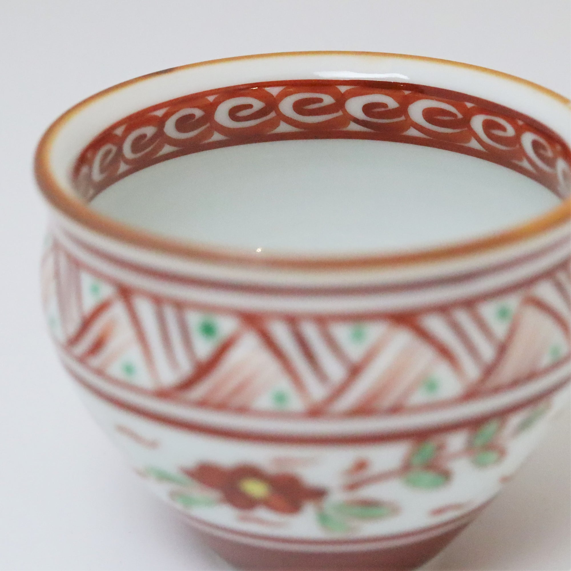 Vermilion-covered patterned flower pots