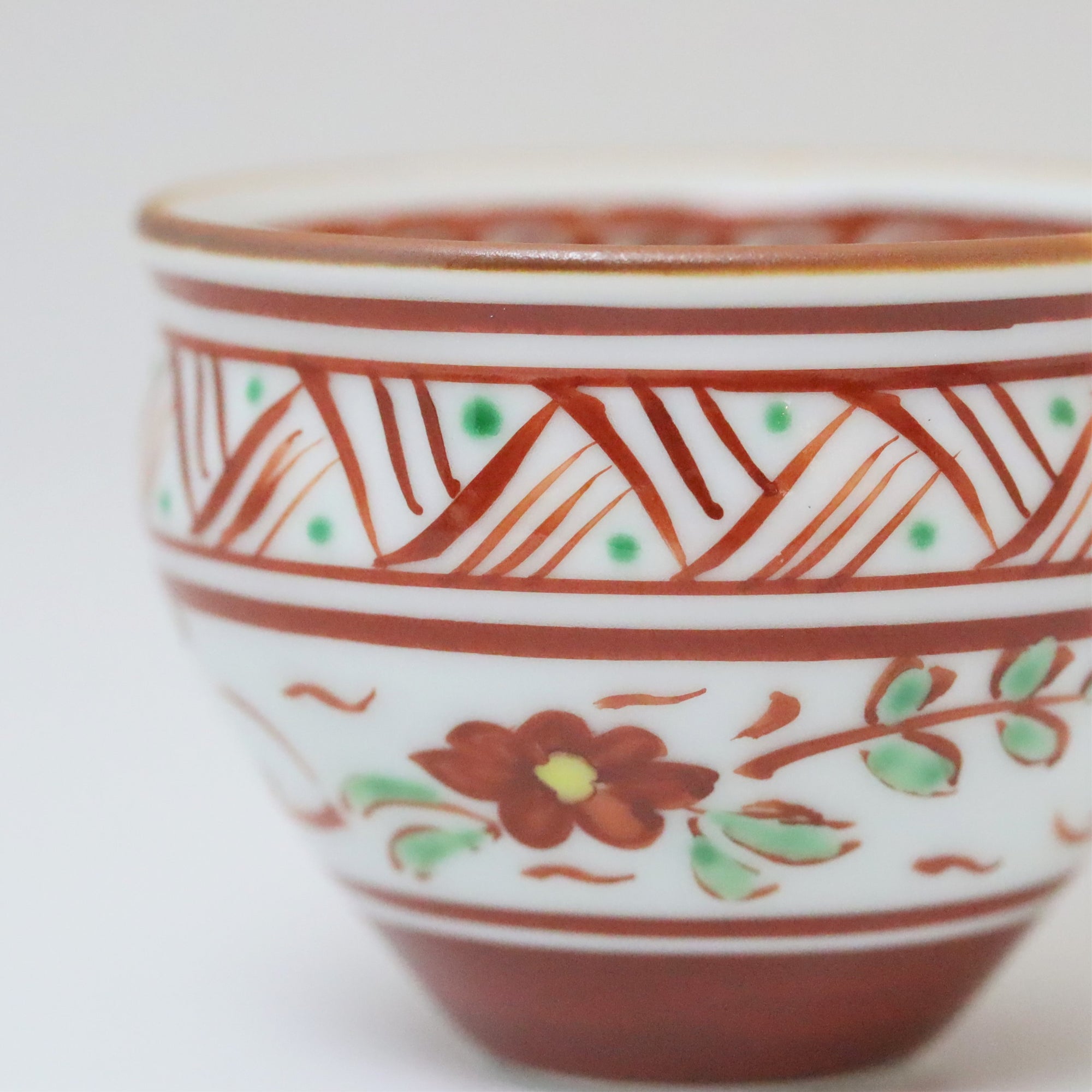 Vermilion-covered patterned flower pots