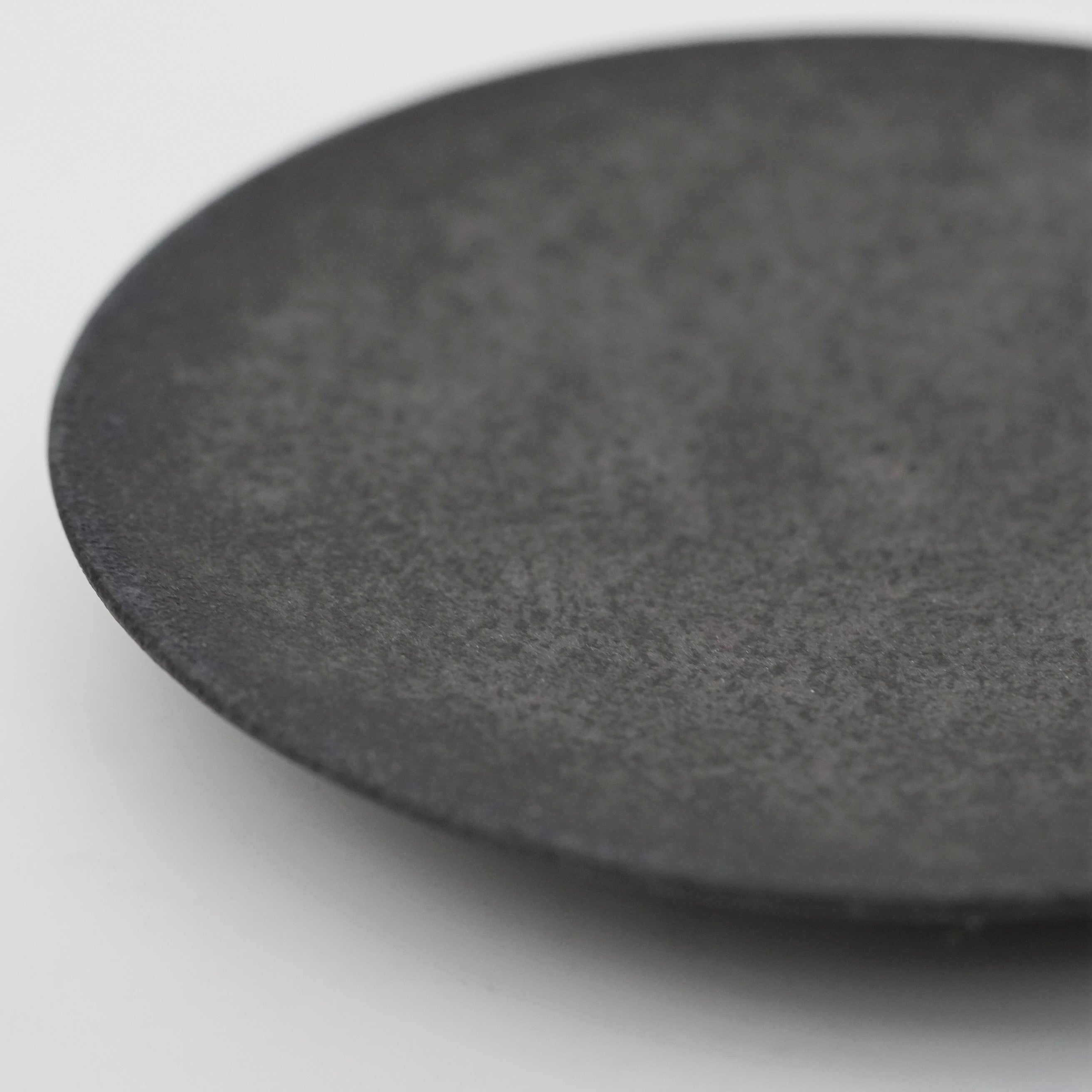 渋谷英一】地ノ器丸皿 小 灰 – うつわ御結