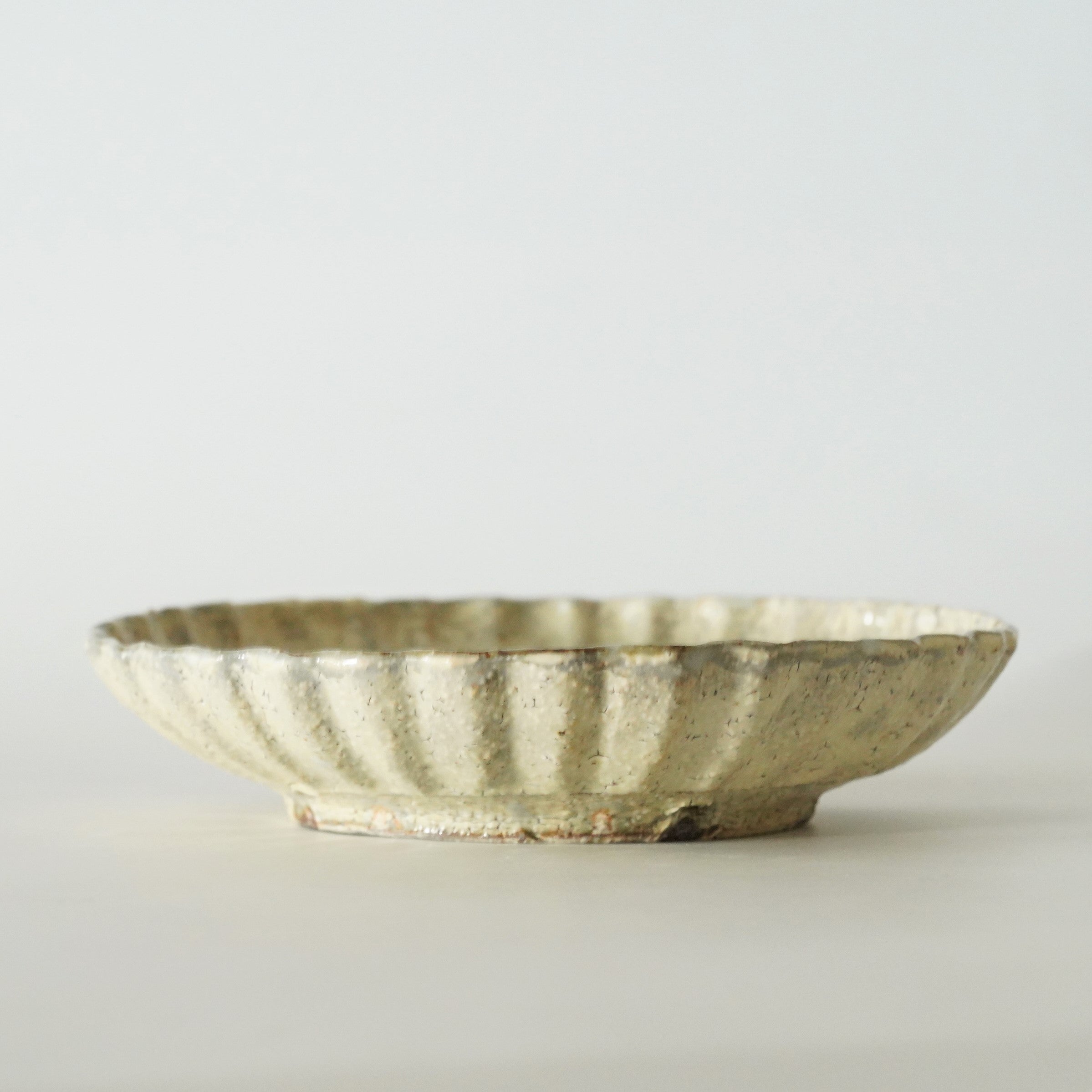 工藤和彦】白樺ホワイト輪花7寸皿 – うつわ御結