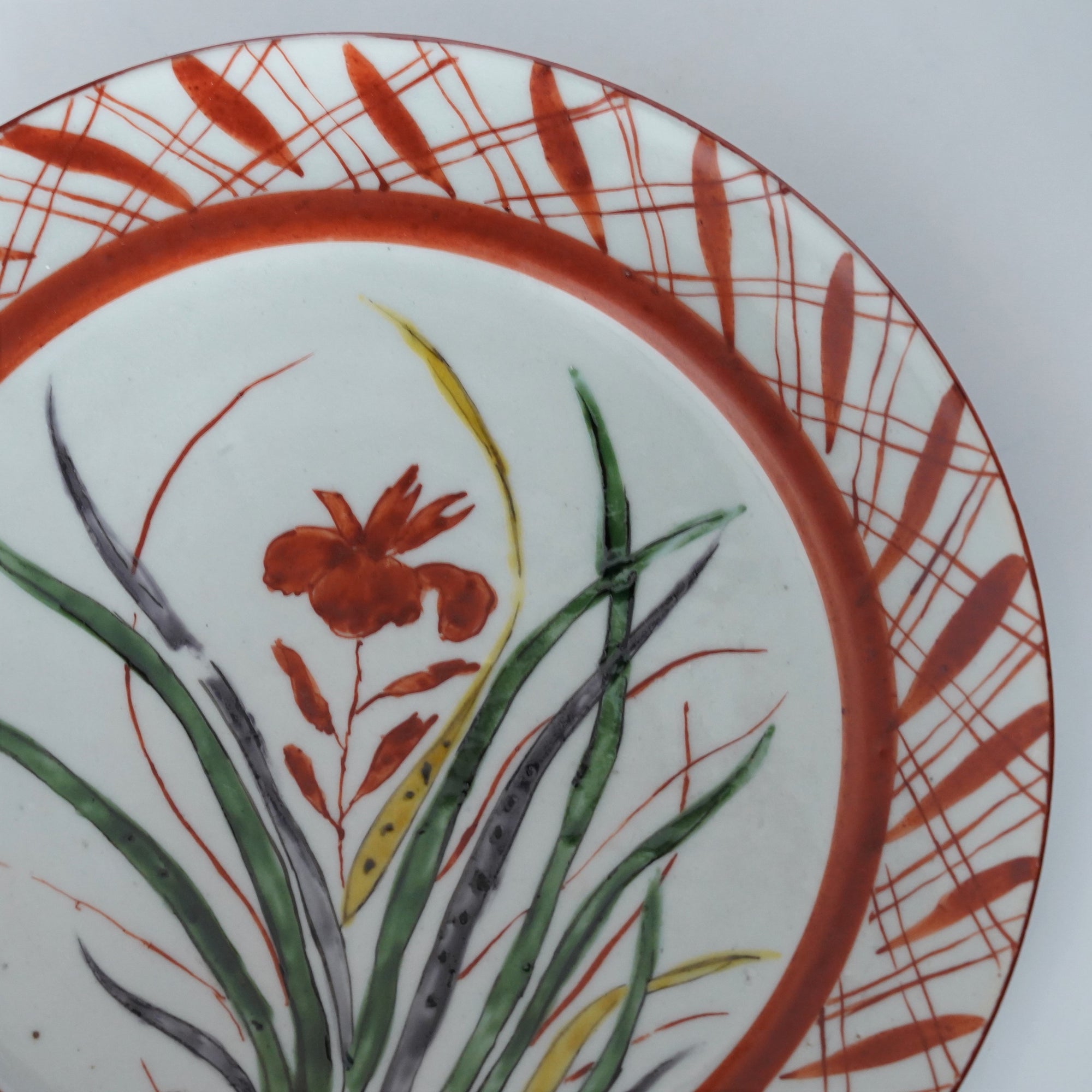 [Toshihiko Hirono] Plate with red iris lattice pattern