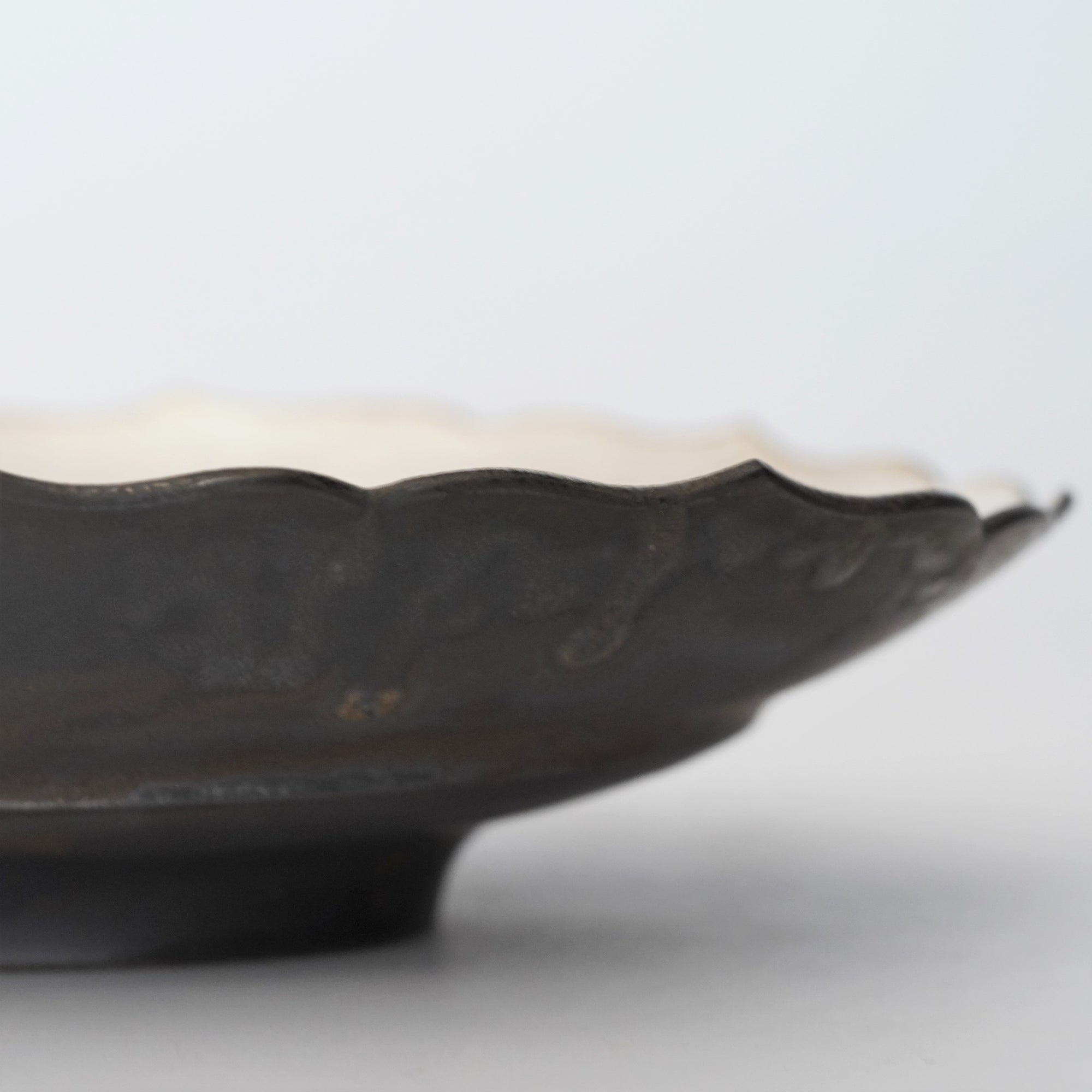 【Hideki Yamamoto】Kuro-yu flower-shaped deflection bowl