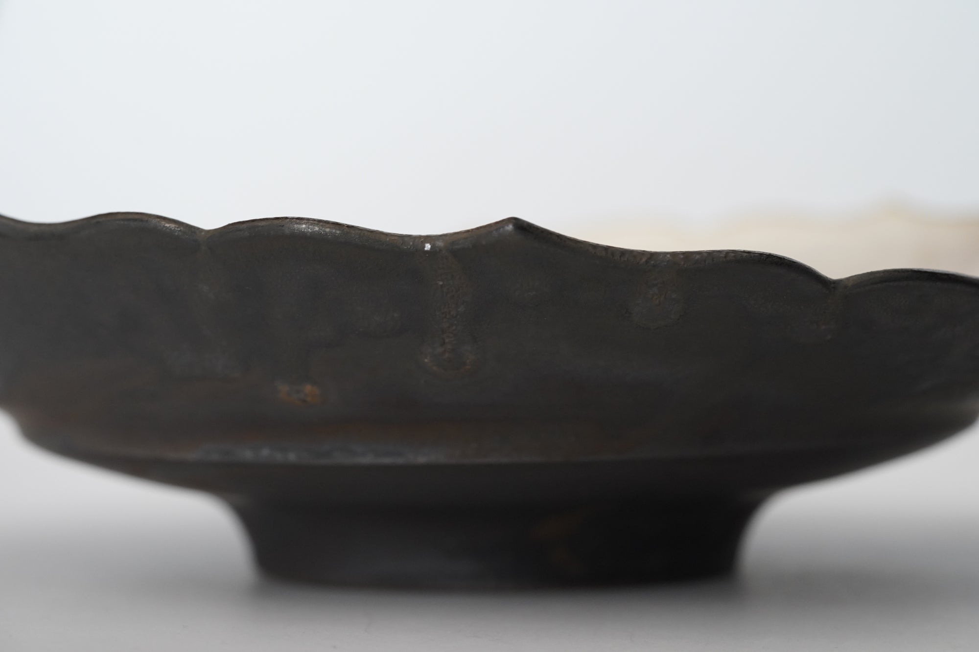 【Hideki Yamamoto】Kuro-yu flower-shaped deflection bowl