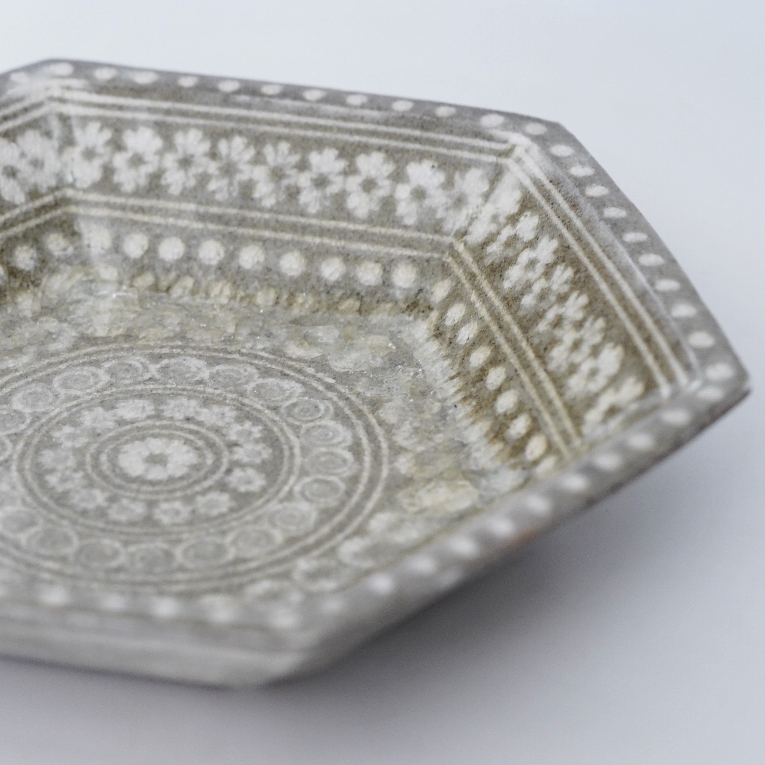 山本英樹】硝子釉三島手六角鉢 – うつわ御結