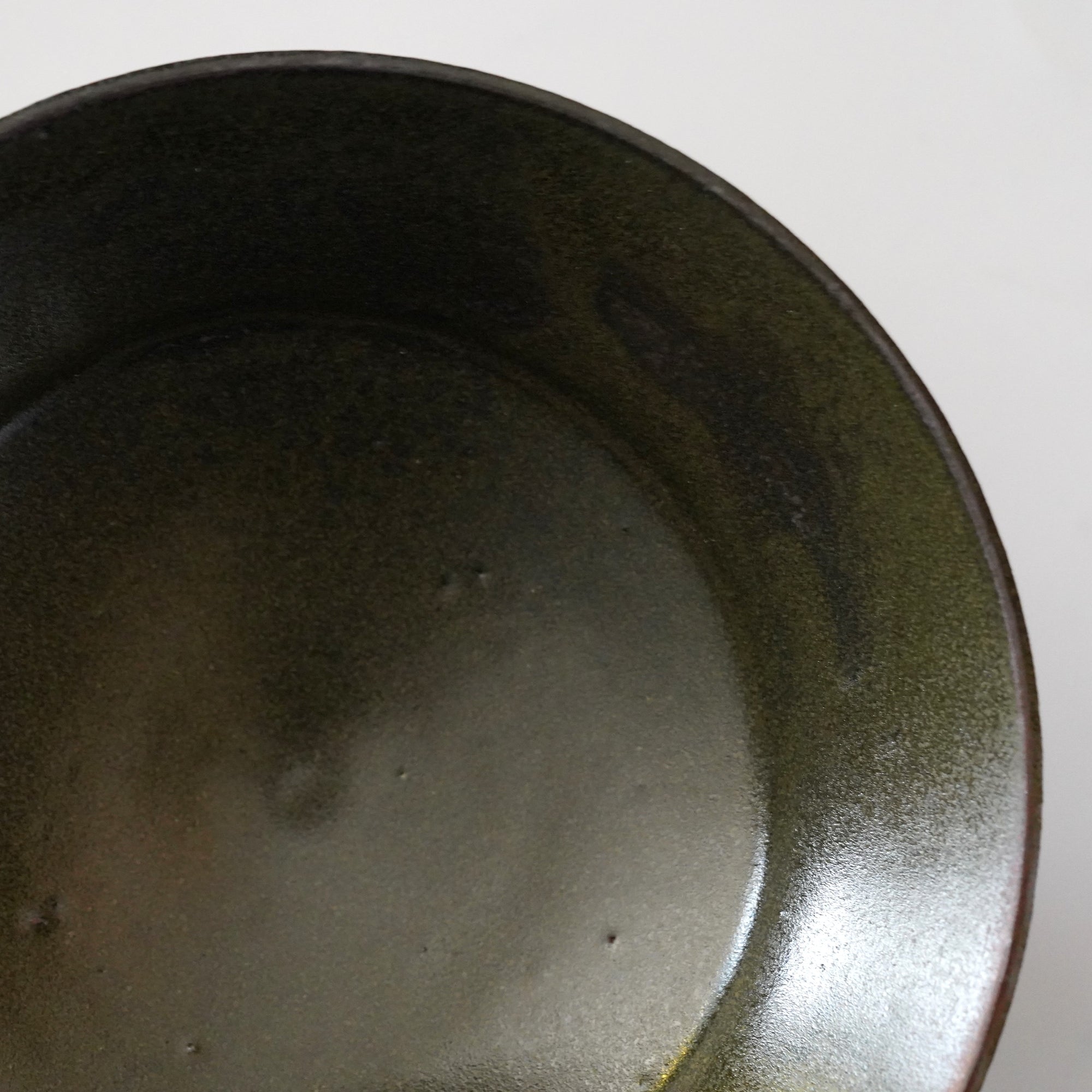 [Etsushi Noguchi] Black glaze stem plate