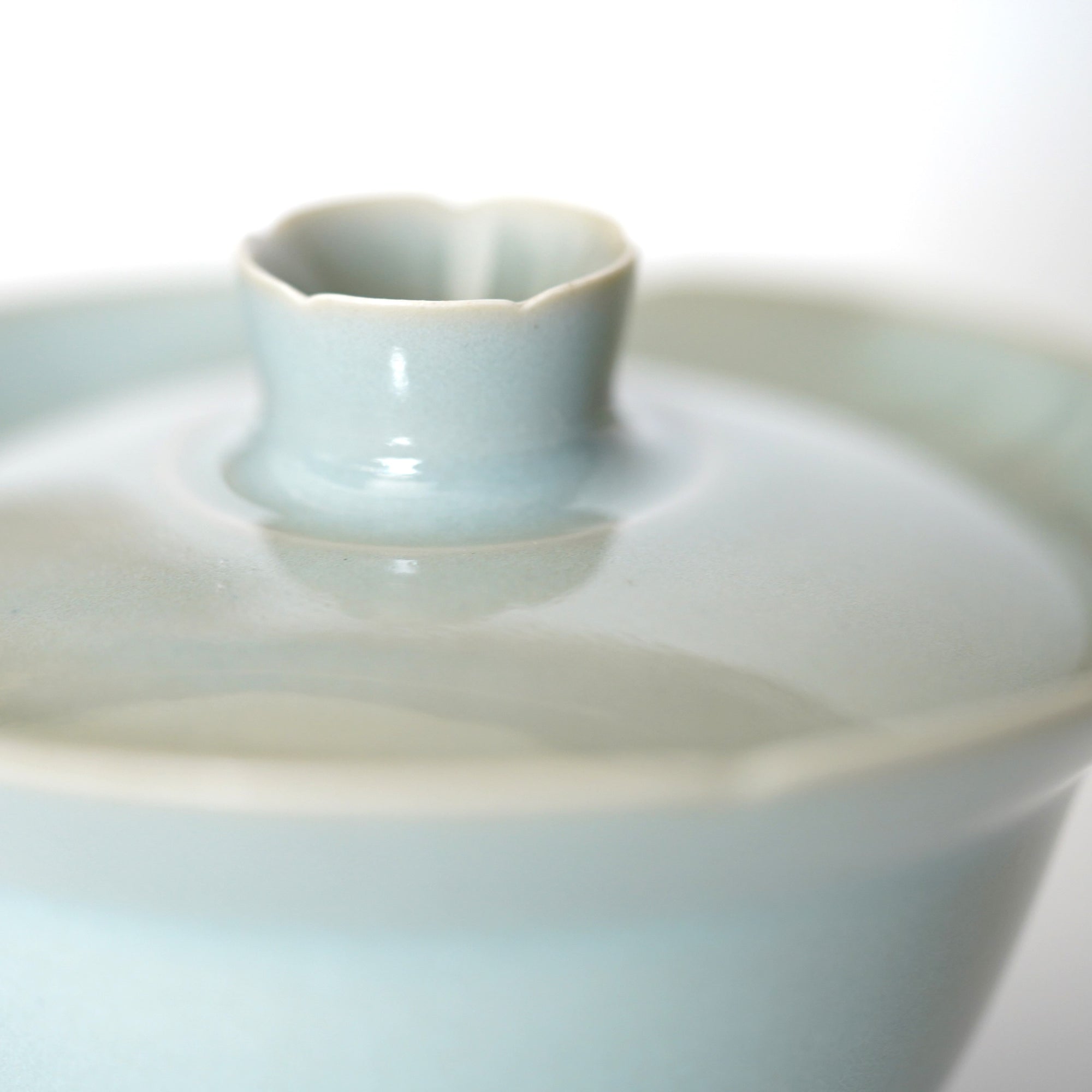 [Taku Kiyama] Powder celadon ridge flower lid bowl