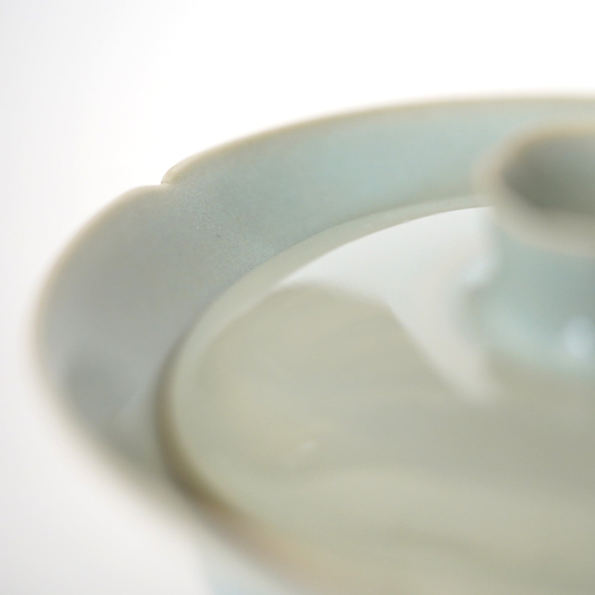 [Taku Kiyama] Powder celadon ridge flower lid bowl