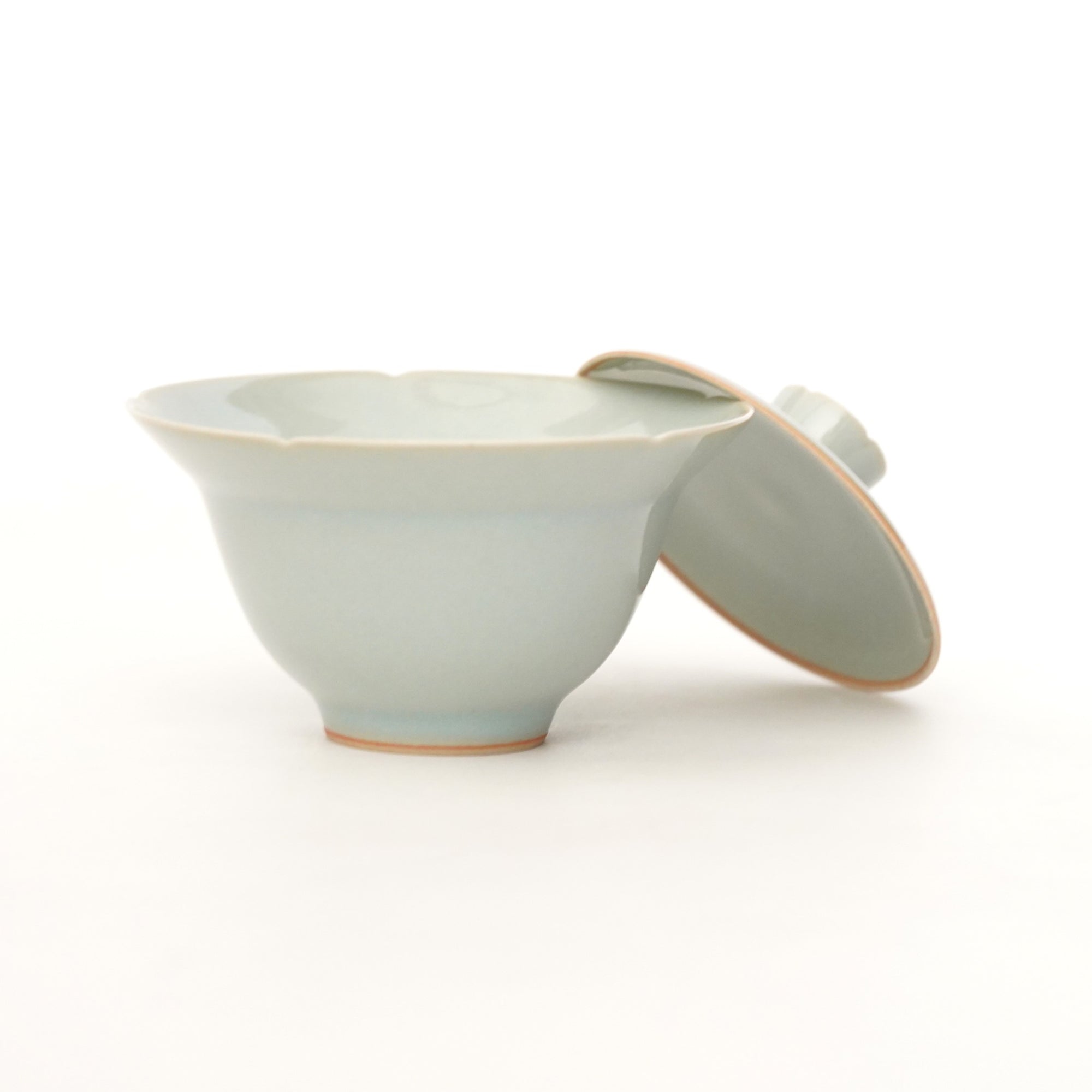 [Taku Kiyama] Powder celadon ridge flower lid bowl