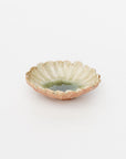 round flower-shaped small plate