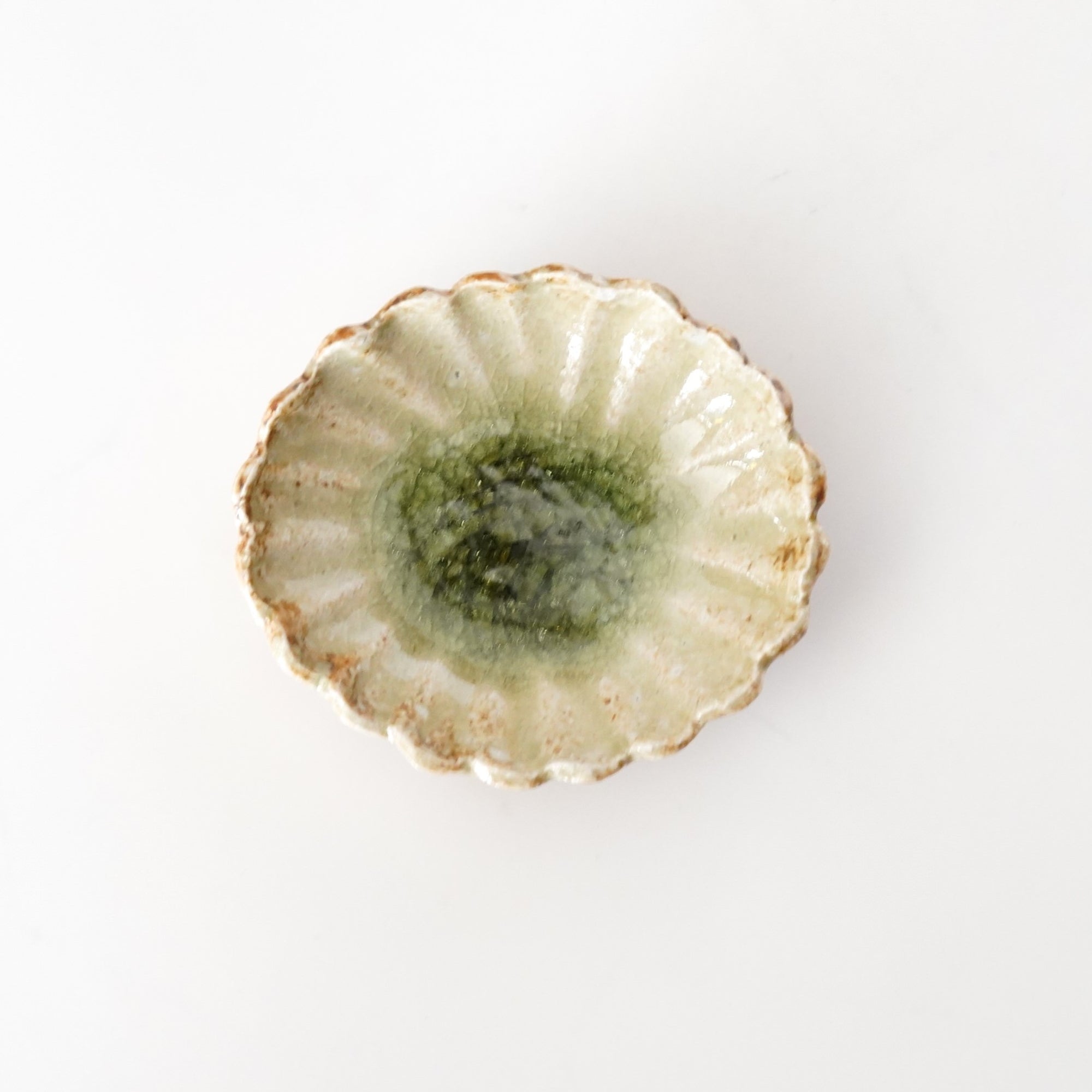 round flower-shaped small plate