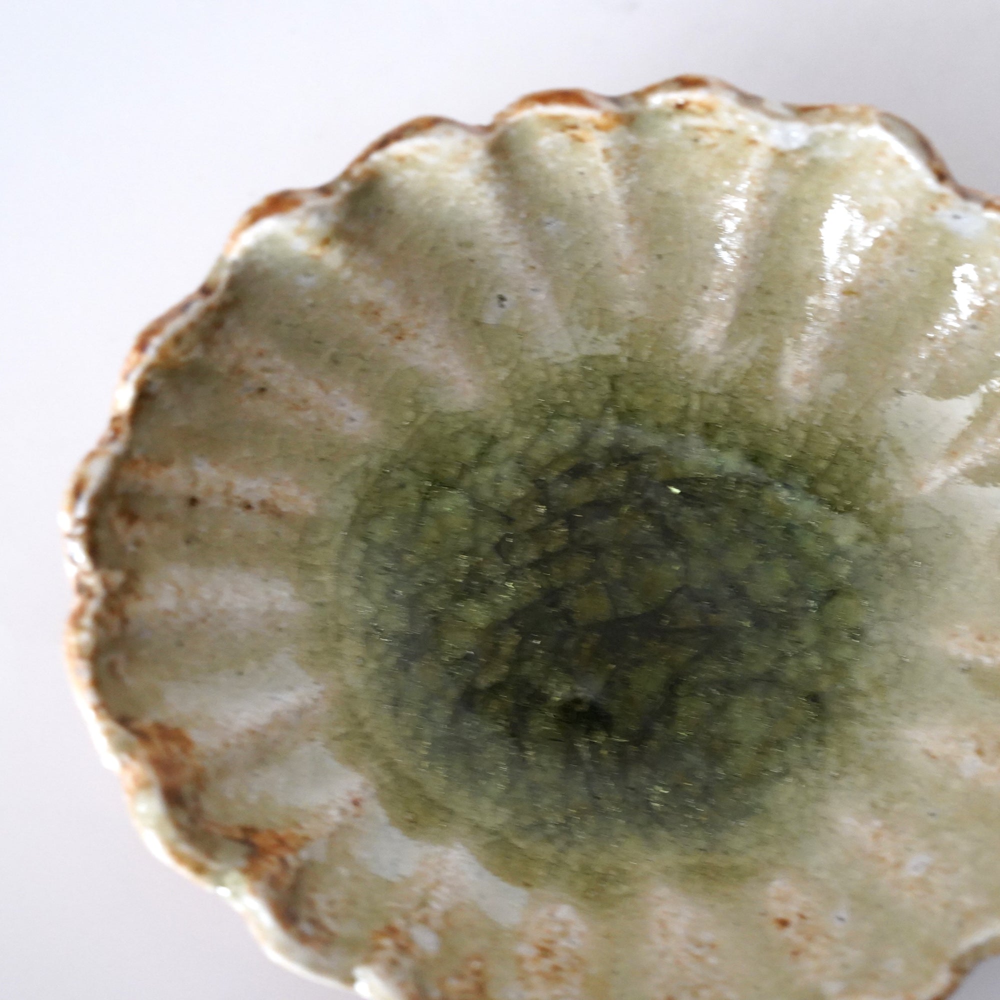 round flower-shaped small plate