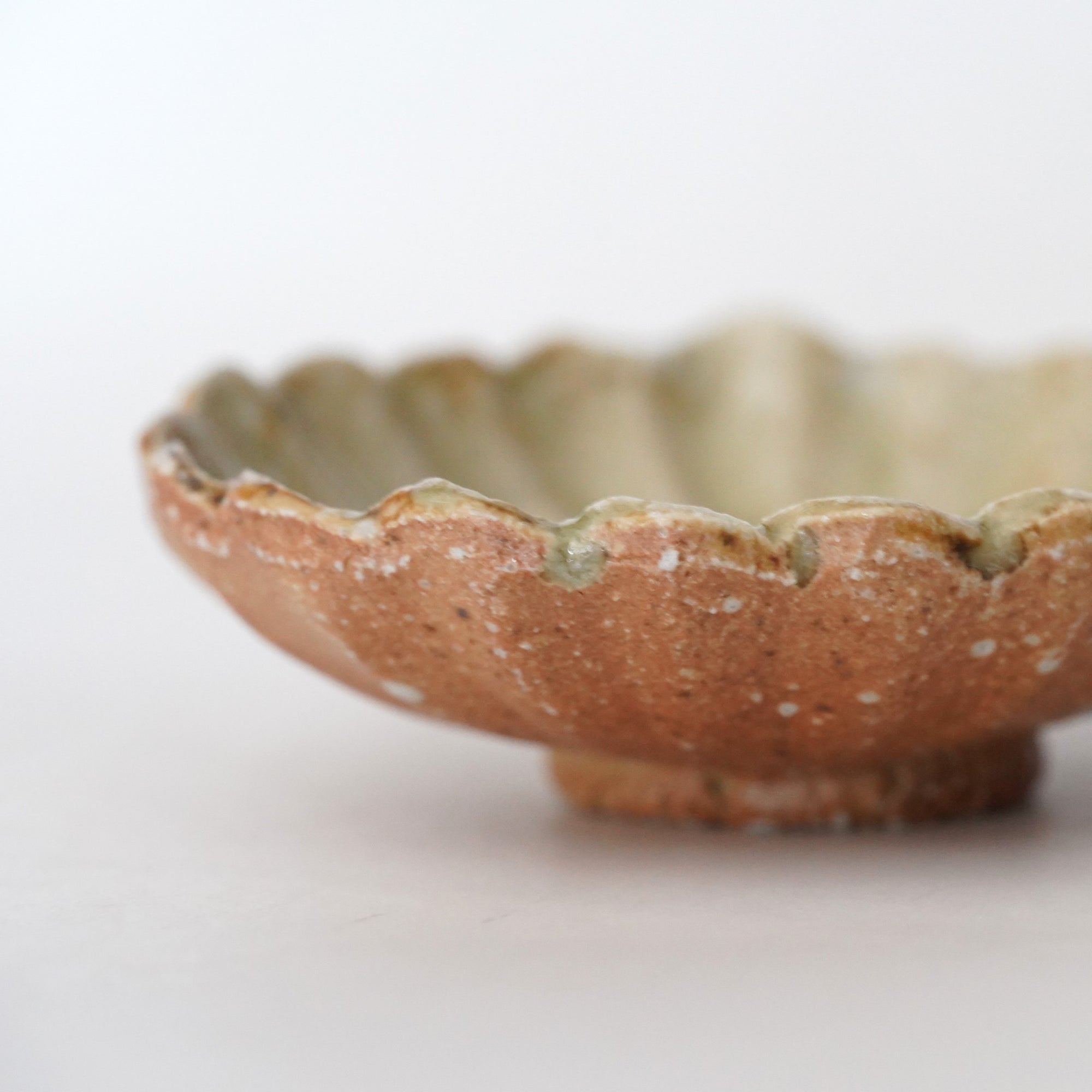 round flower-shaped small plate