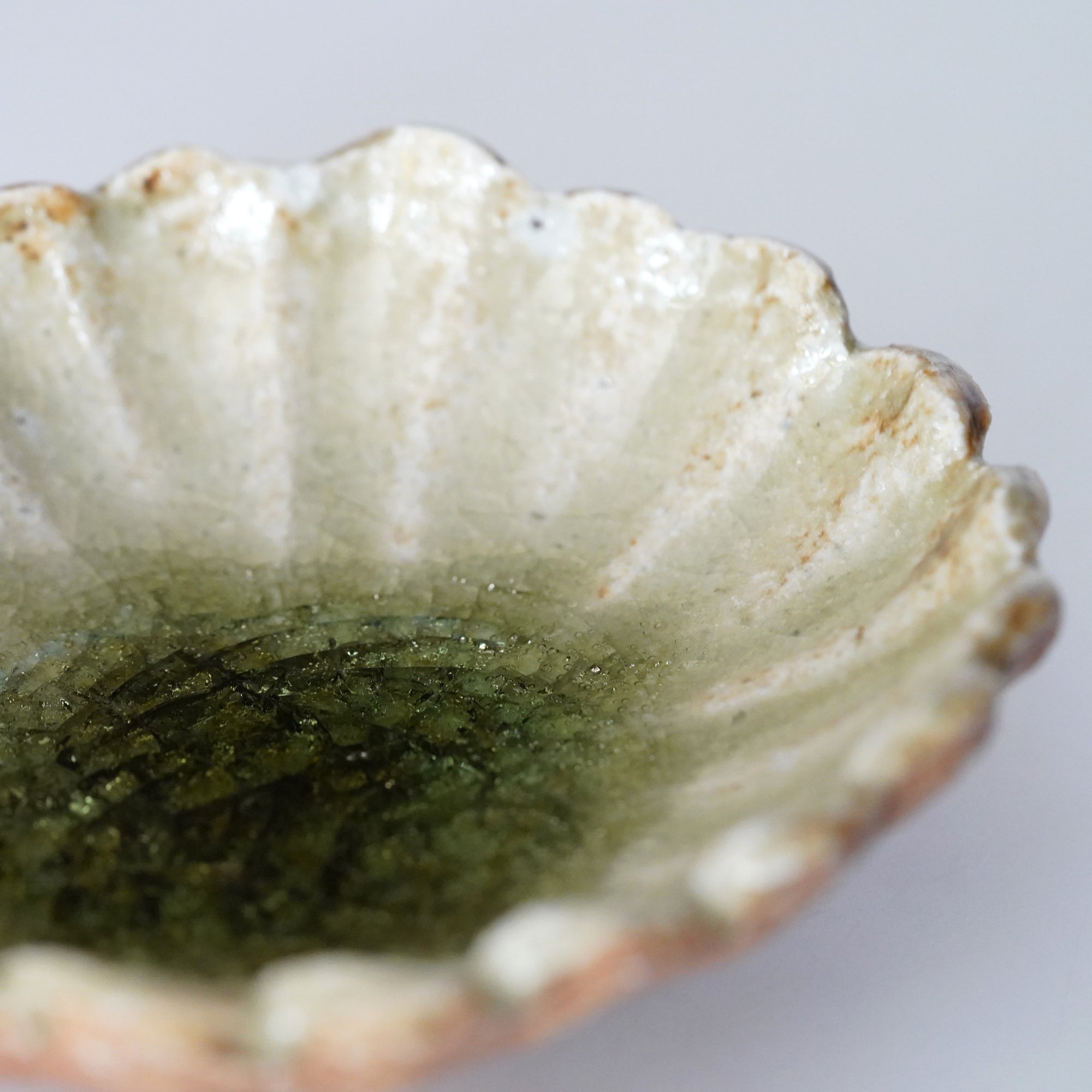 round flower-shaped small plate