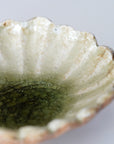 round flower-shaped small plate