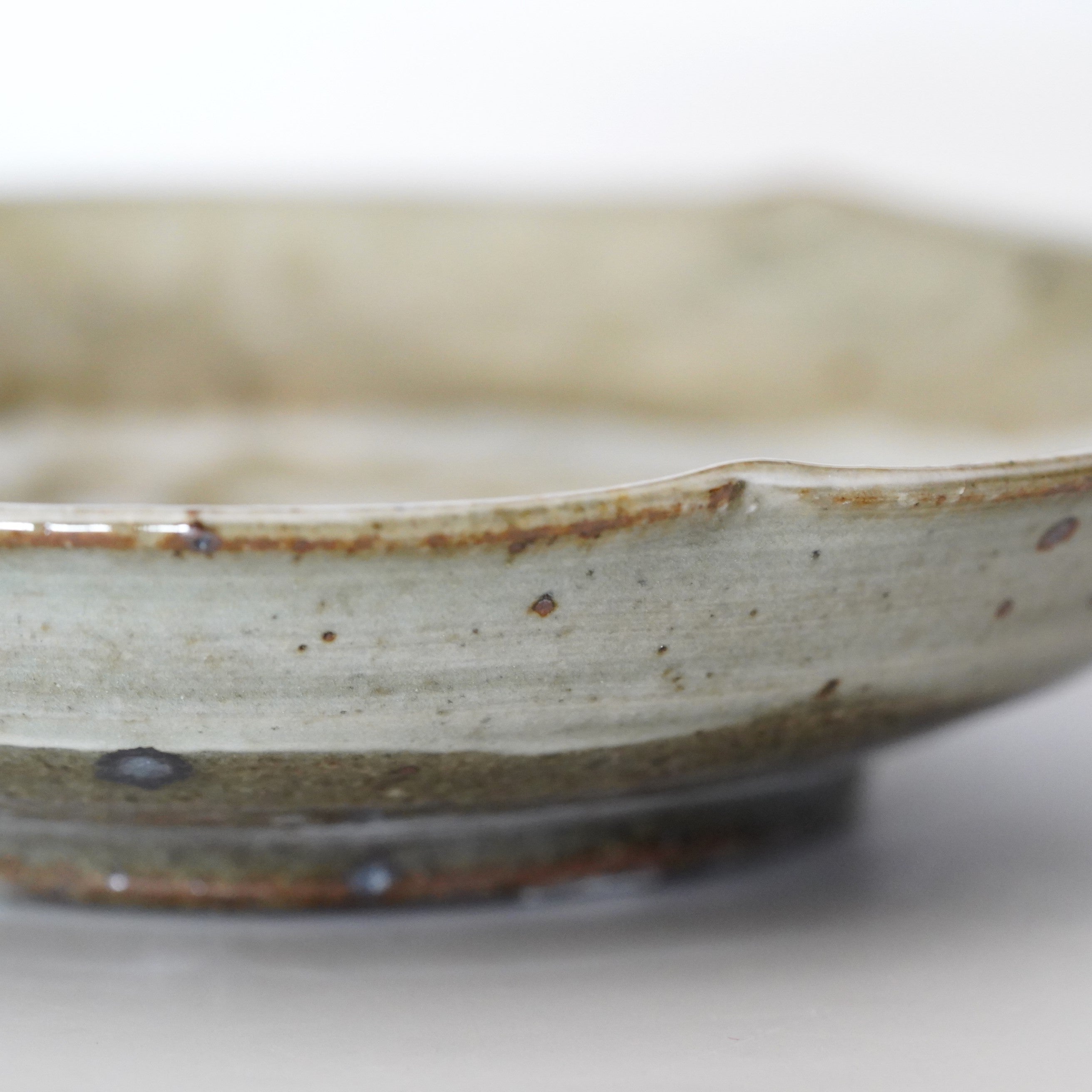 光藤佐 皿 光藤佐】絵刷毛目輪花皿 5.5寸 – うつわ御結