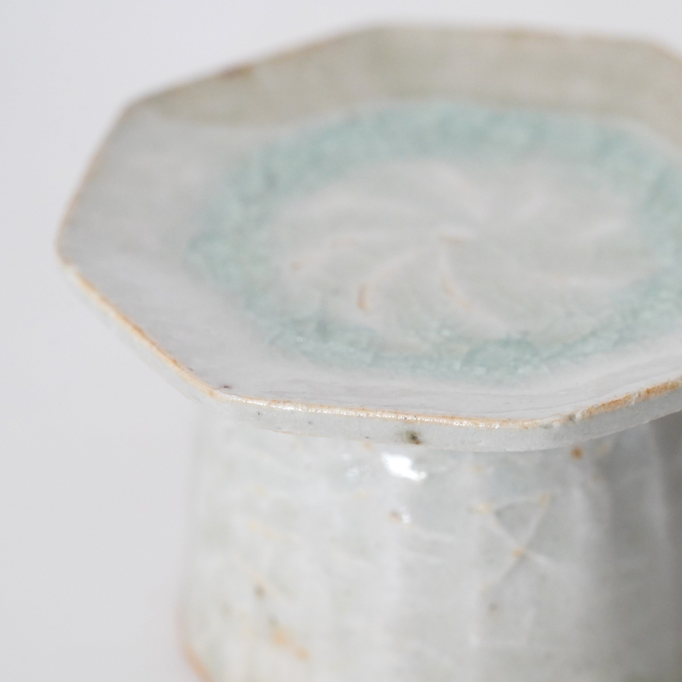 雪ノ浦裕一】灰釉花文八角高台豆皿 – うつわ御結