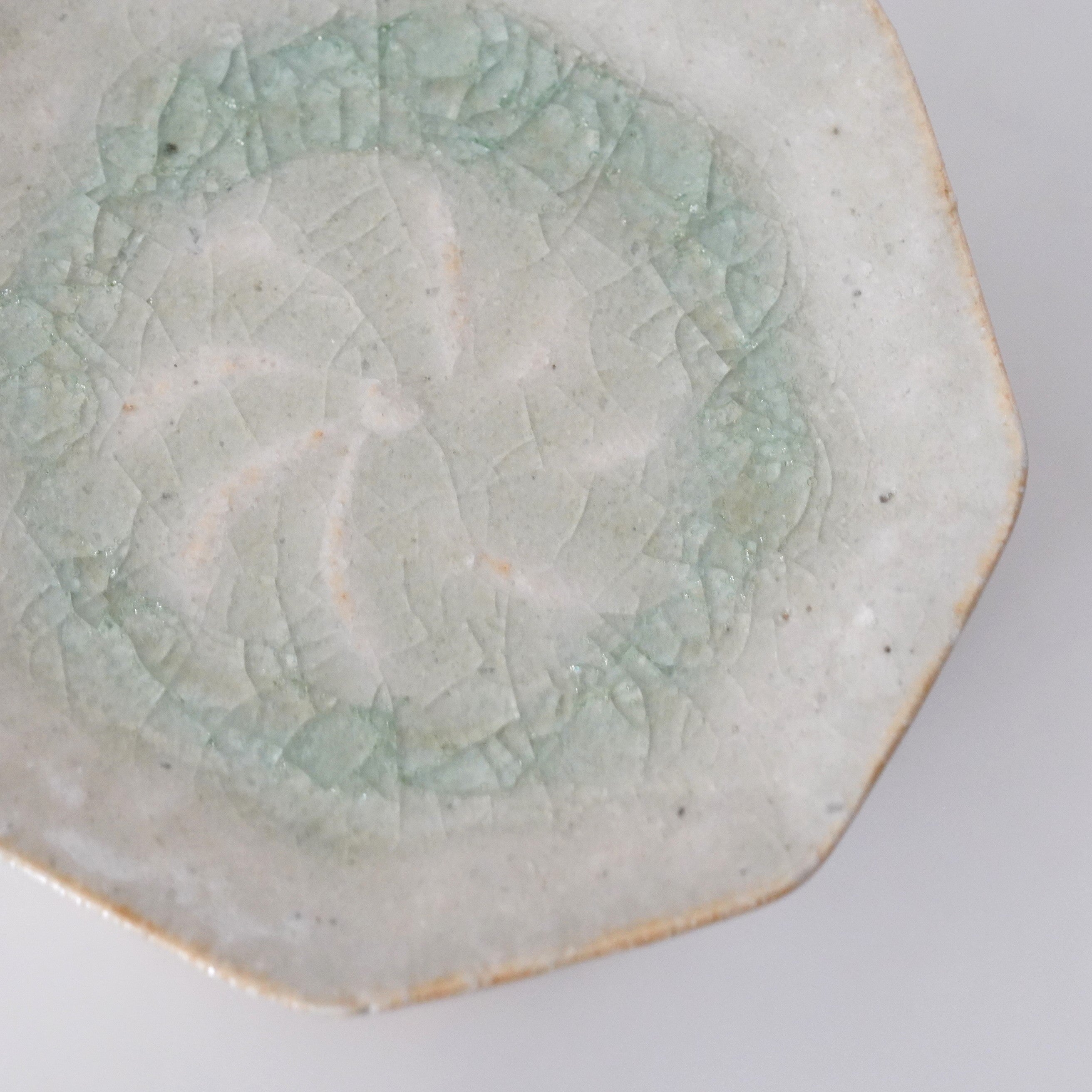 新品・陶芸品・灰釉の器・和菓子皿 雪ノ浦裕一】灰釉花文八角高台豆皿 – うつわ御結