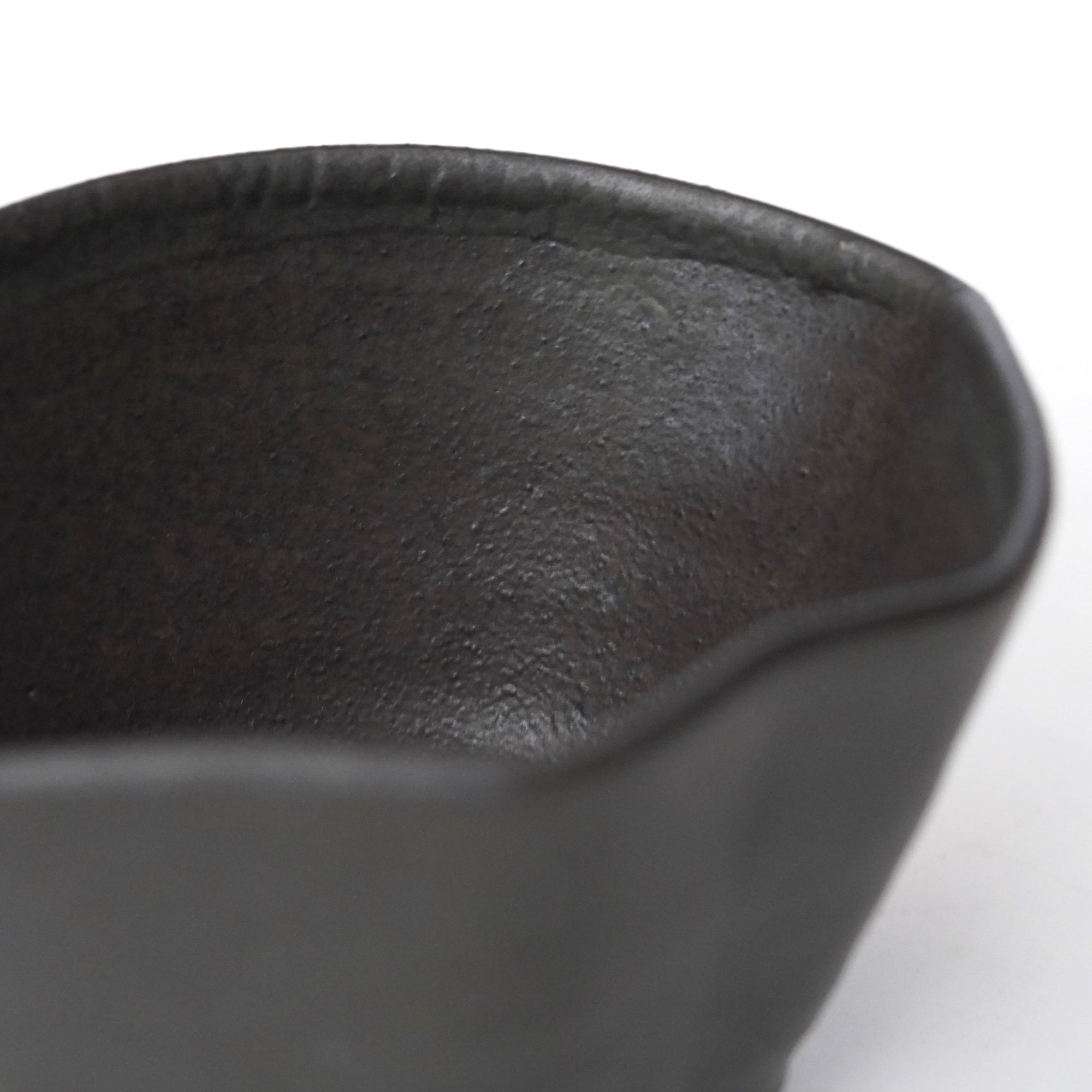 【Gason Toogawa】Kuro-karatsu fan-shaped Mukou-zuke