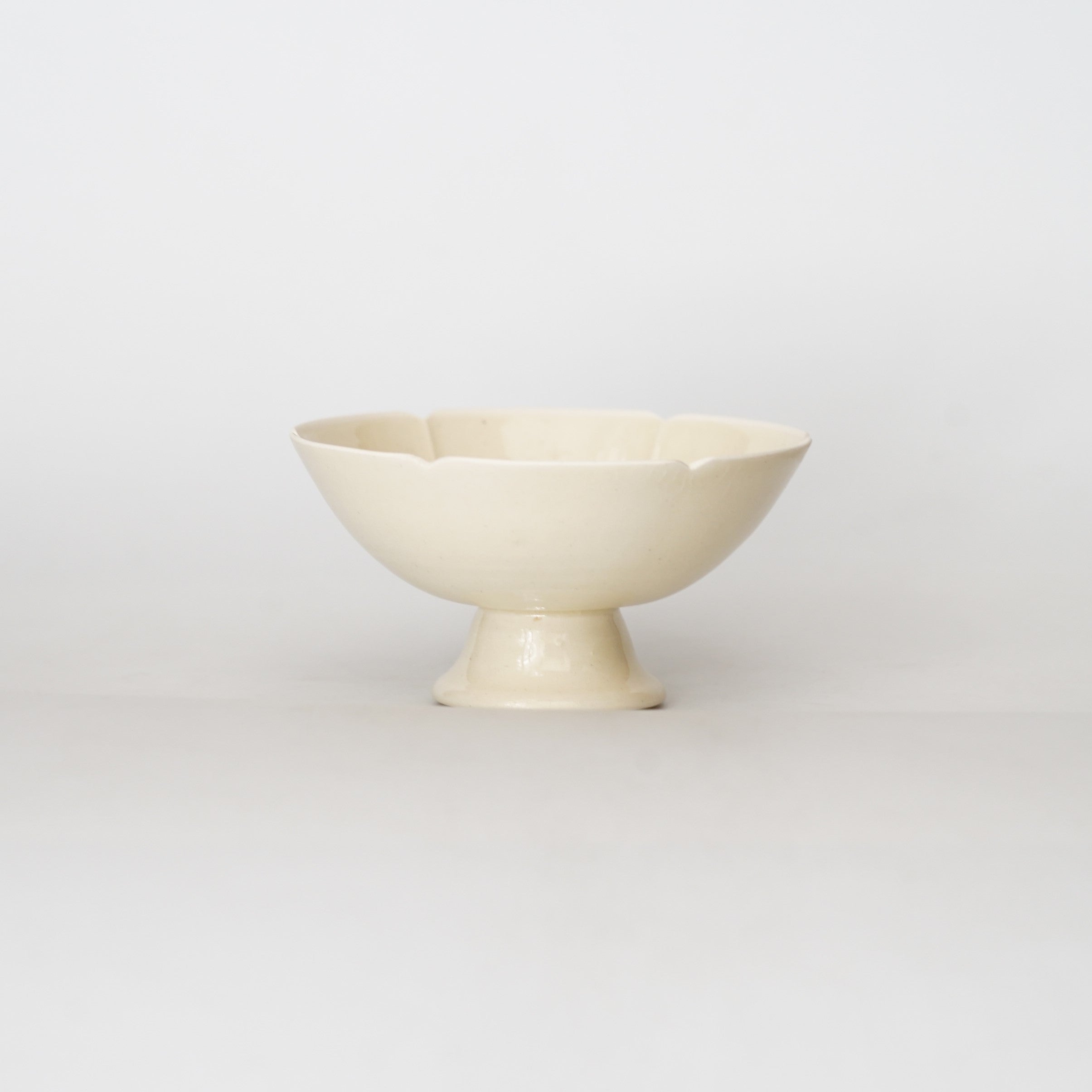 原田譲】白瓷印花分格桃紋高足碗 – うつわ御結