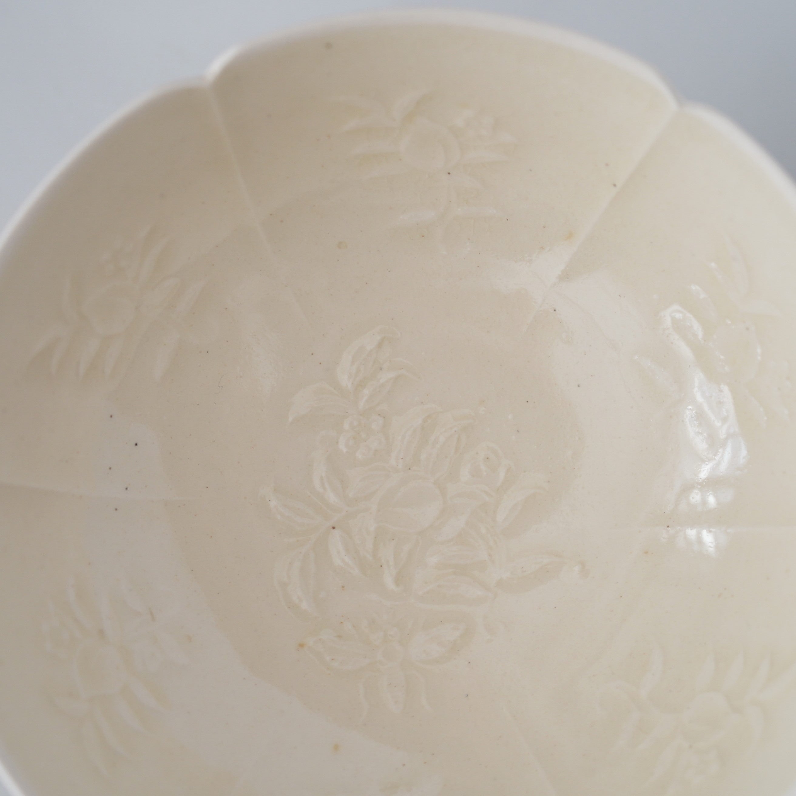 原田譲】白瓷印花分格桃紋高足碗 – うつわ御結