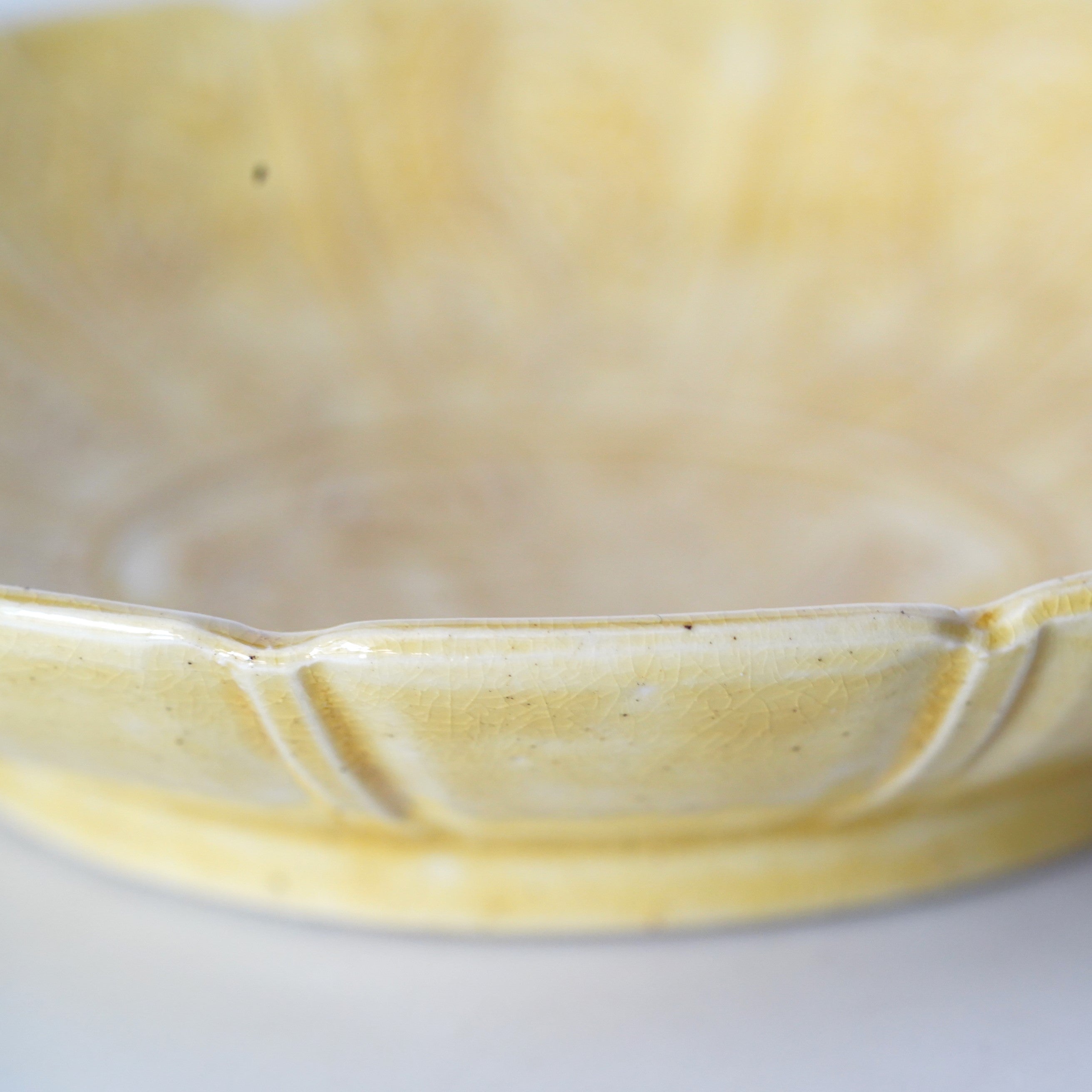 黄南京陽刻5寸浅鉢 – うつわ御結