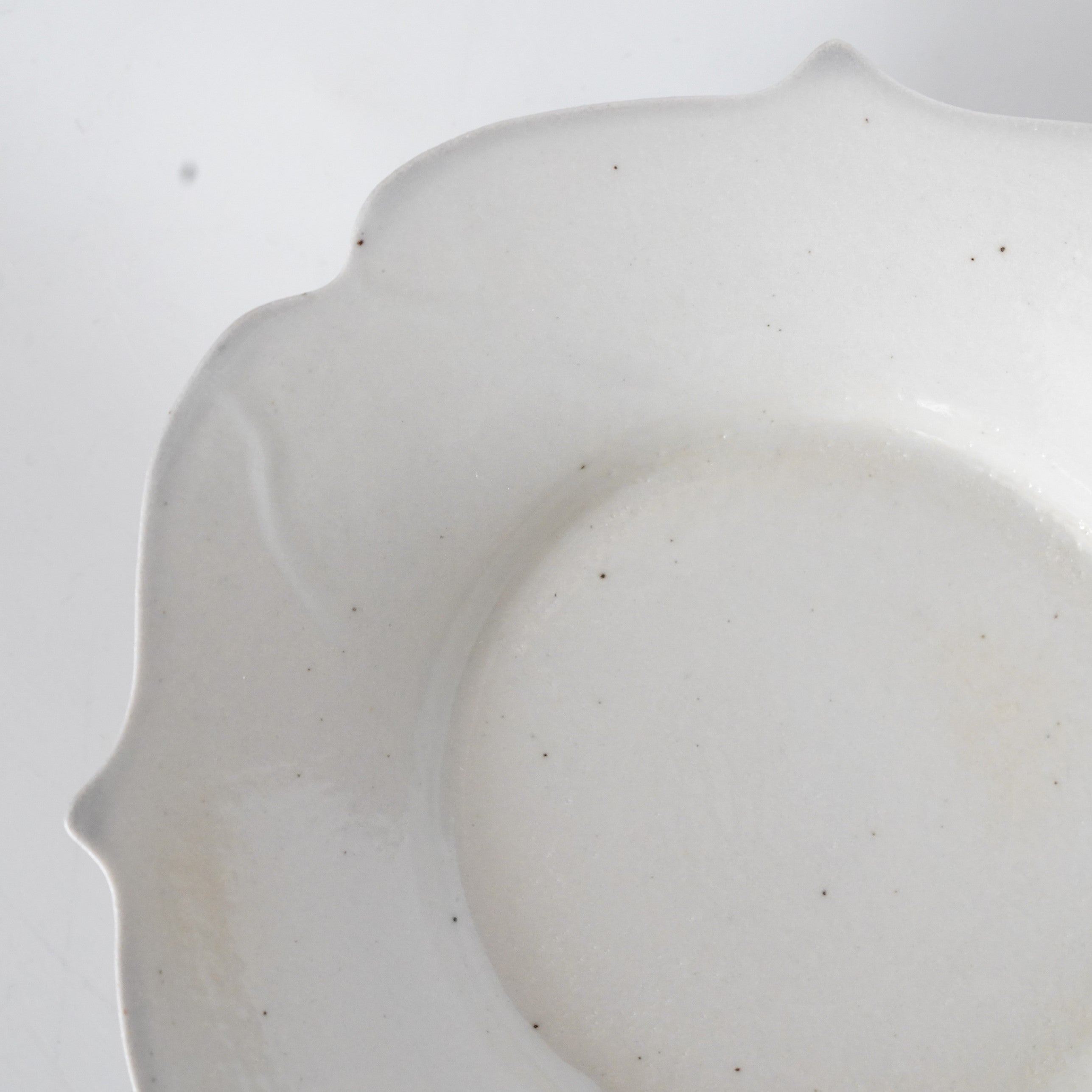 文祥窯】白磁型打稜花5寸皿 – うつわ御結