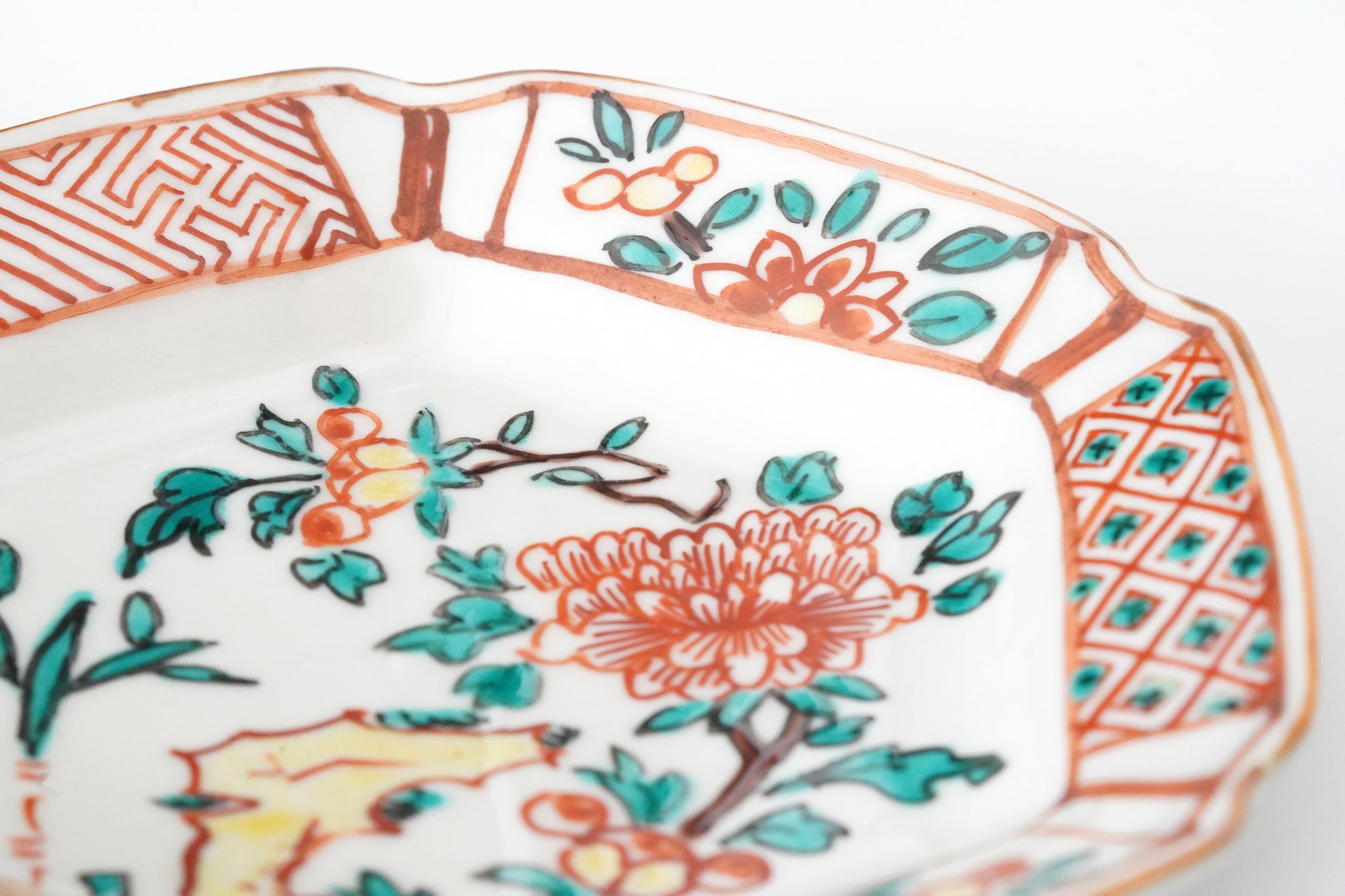 square flower patterned diamond-shaped plate