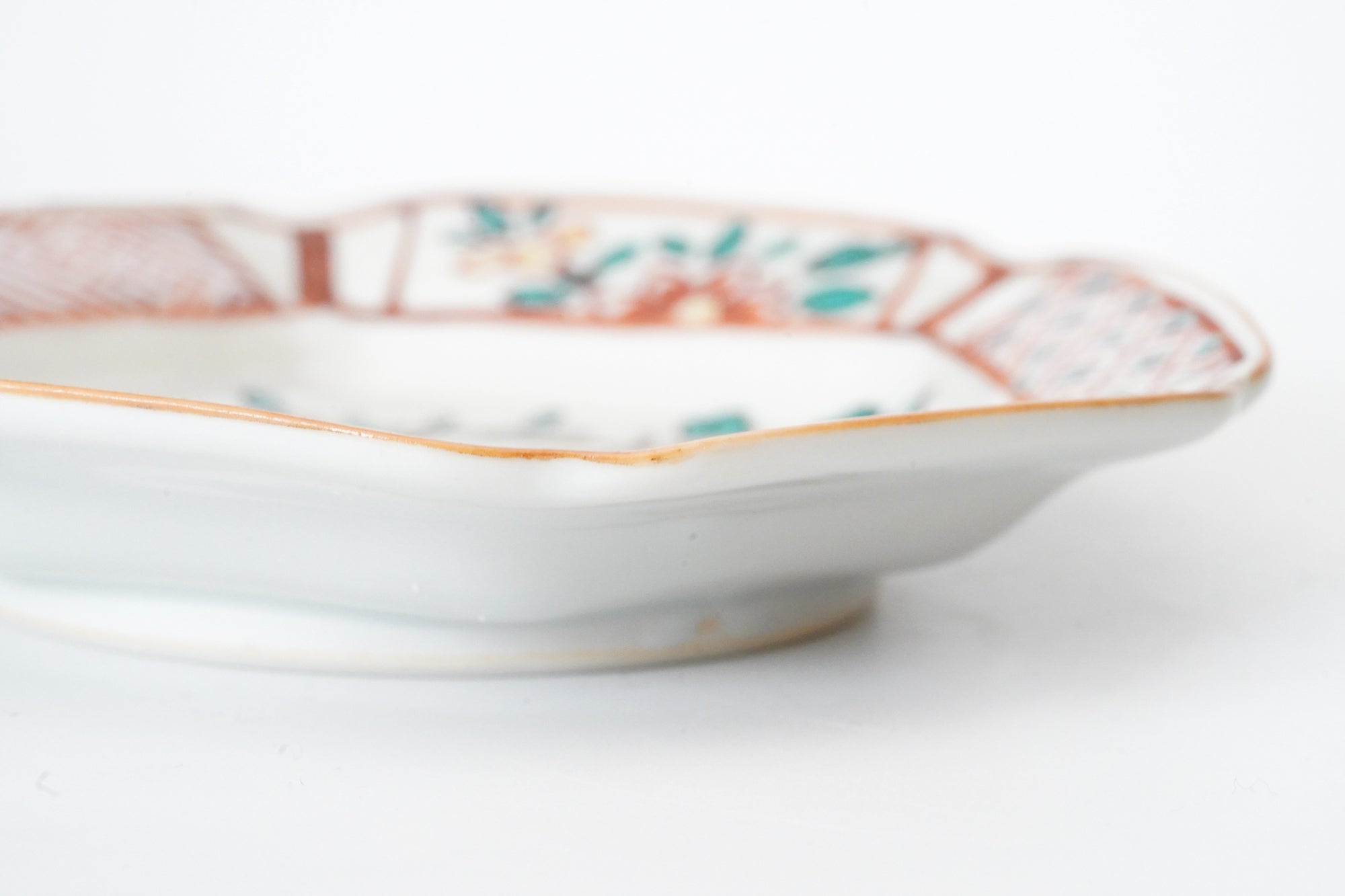 square flower patterned diamond-shaped plate