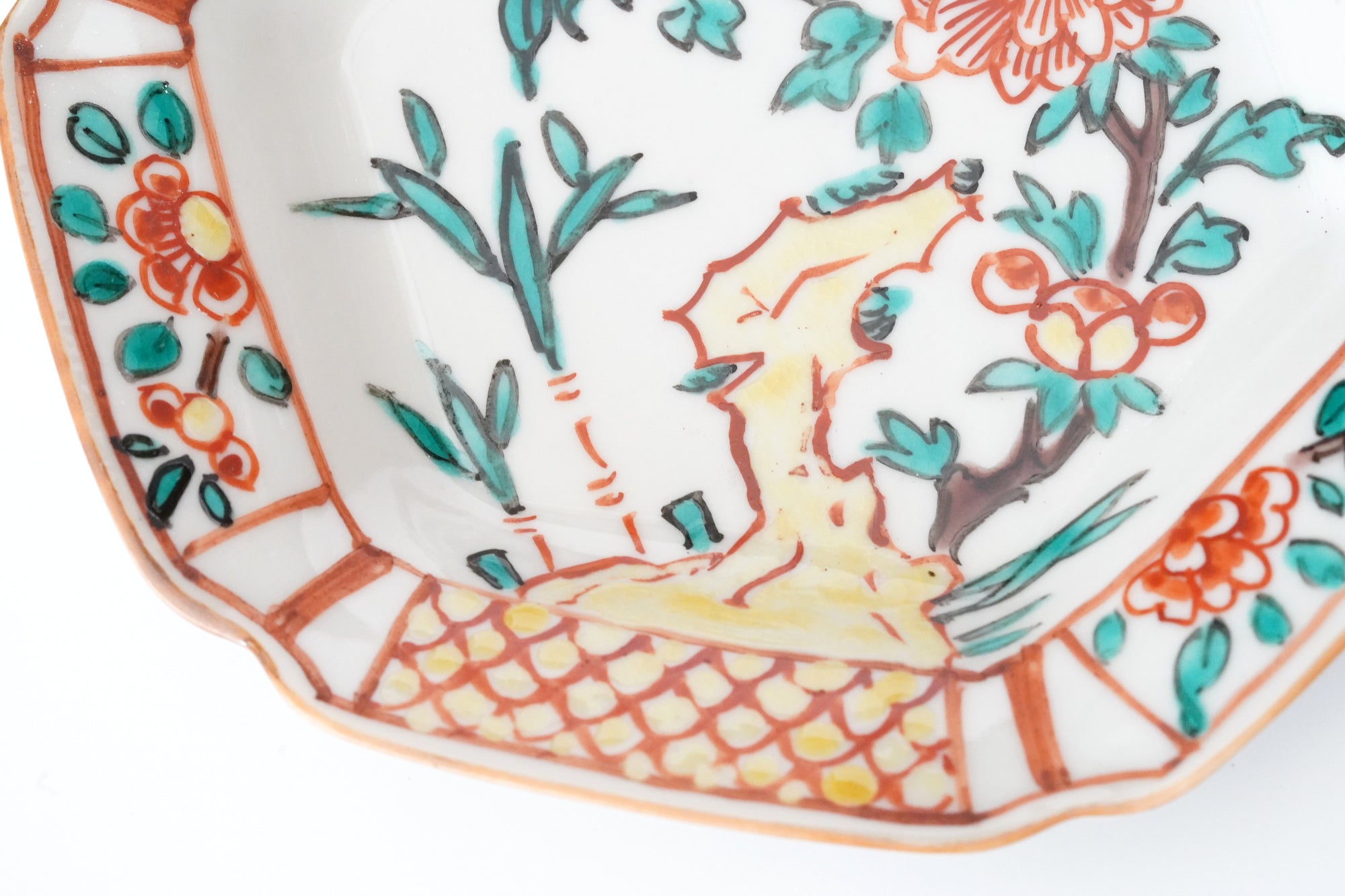 square flower patterned diamond-shaped plate