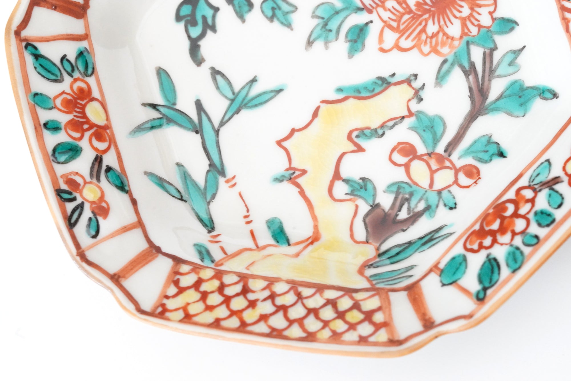 square flower patterned diamond-shaped plate