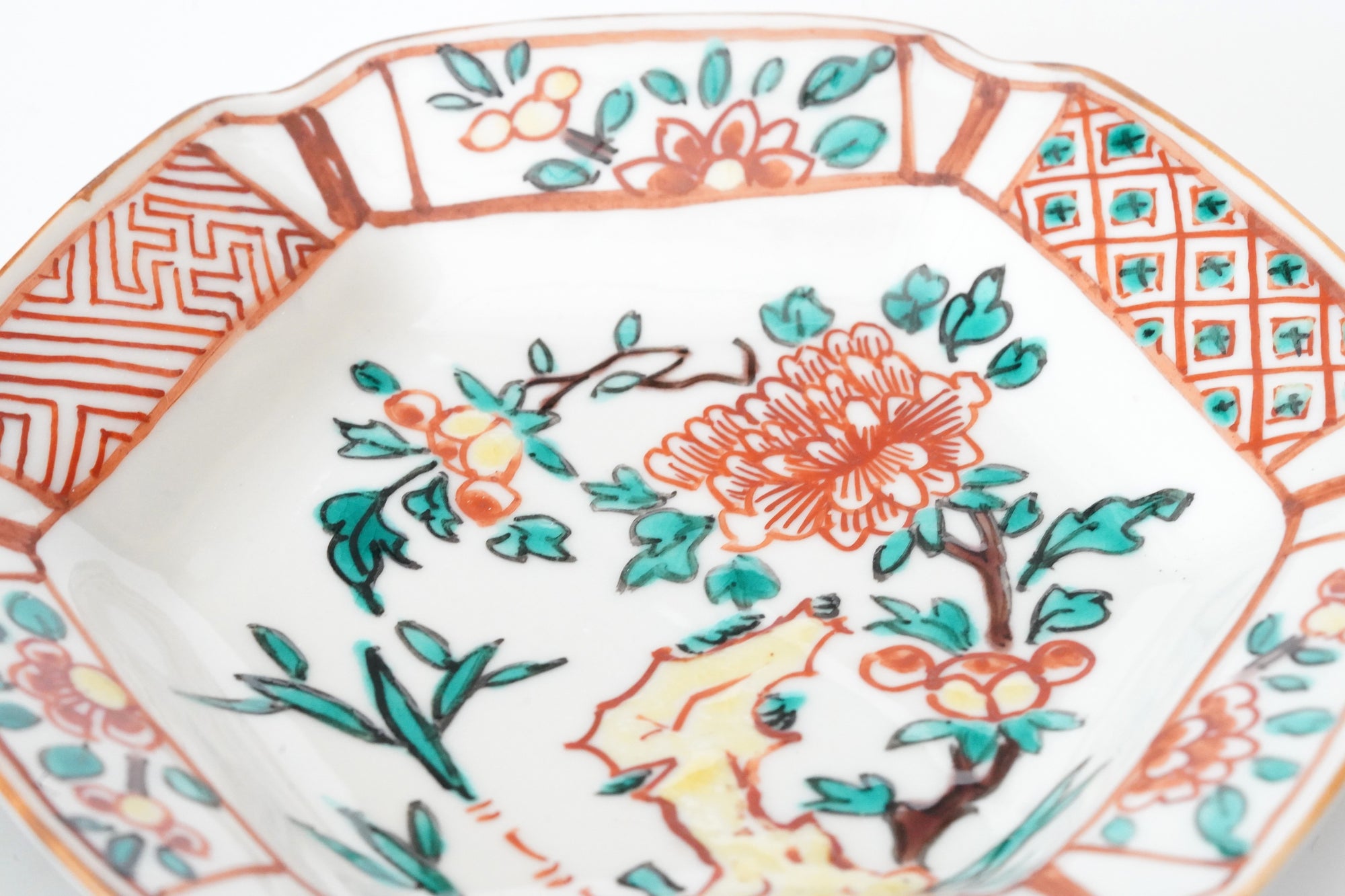 square flower patterned diamond-shaped plate