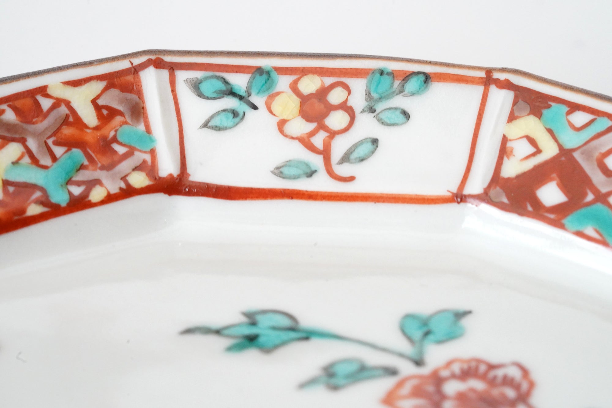 square flower patterned diamond-shaped plate