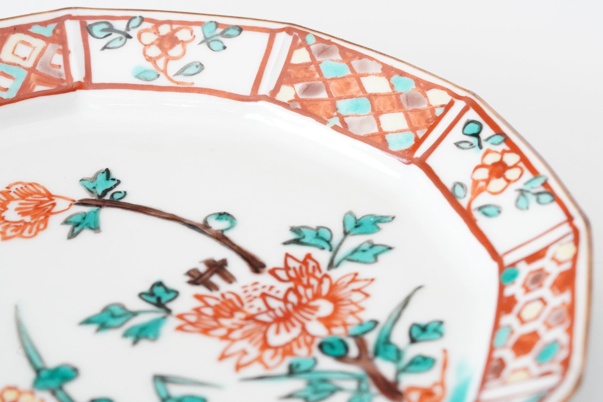 square flower patterned diamond-shaped plate